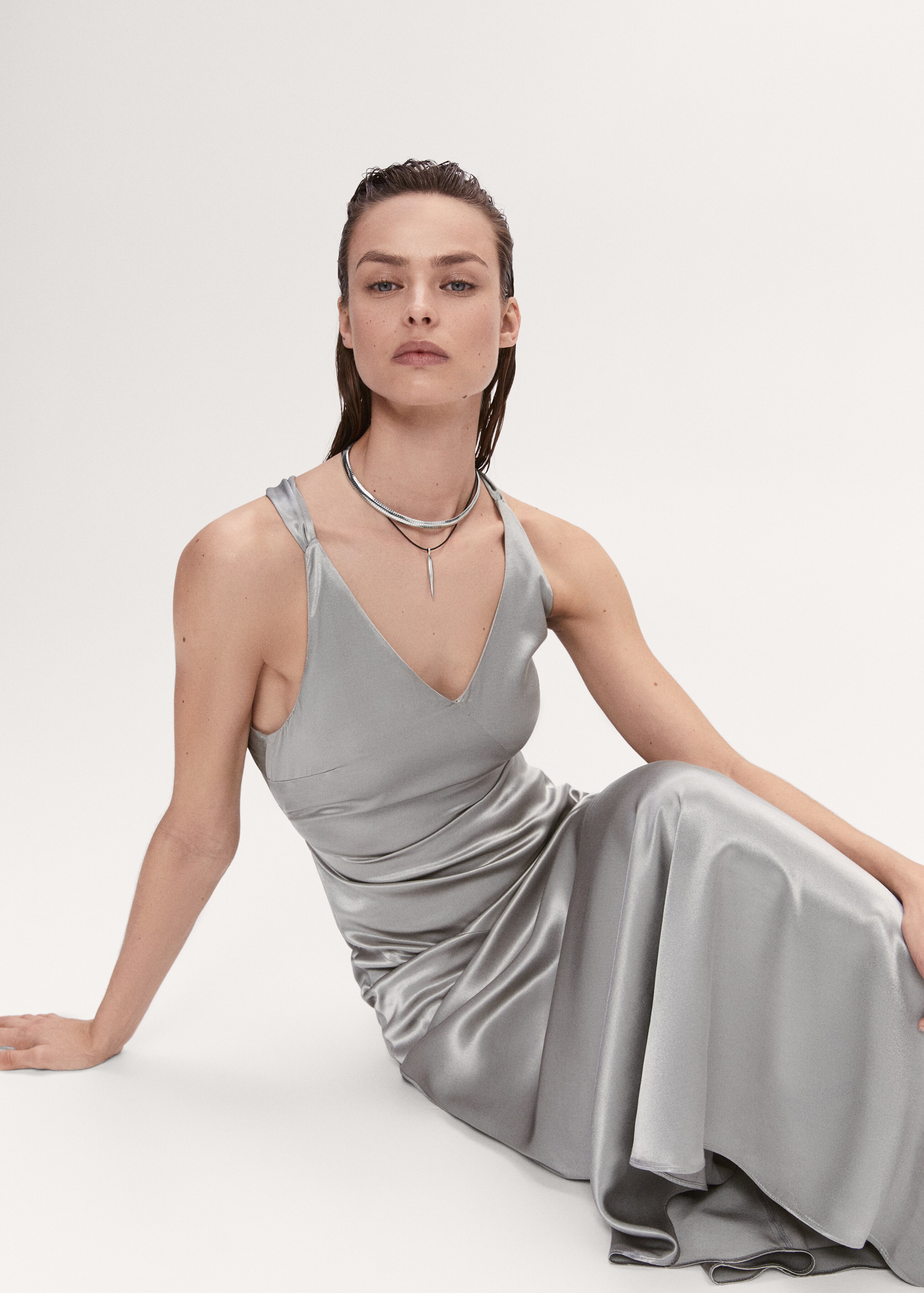 Asymmetrical satin-finish dress with asymmetrical hem - Details of the article 2