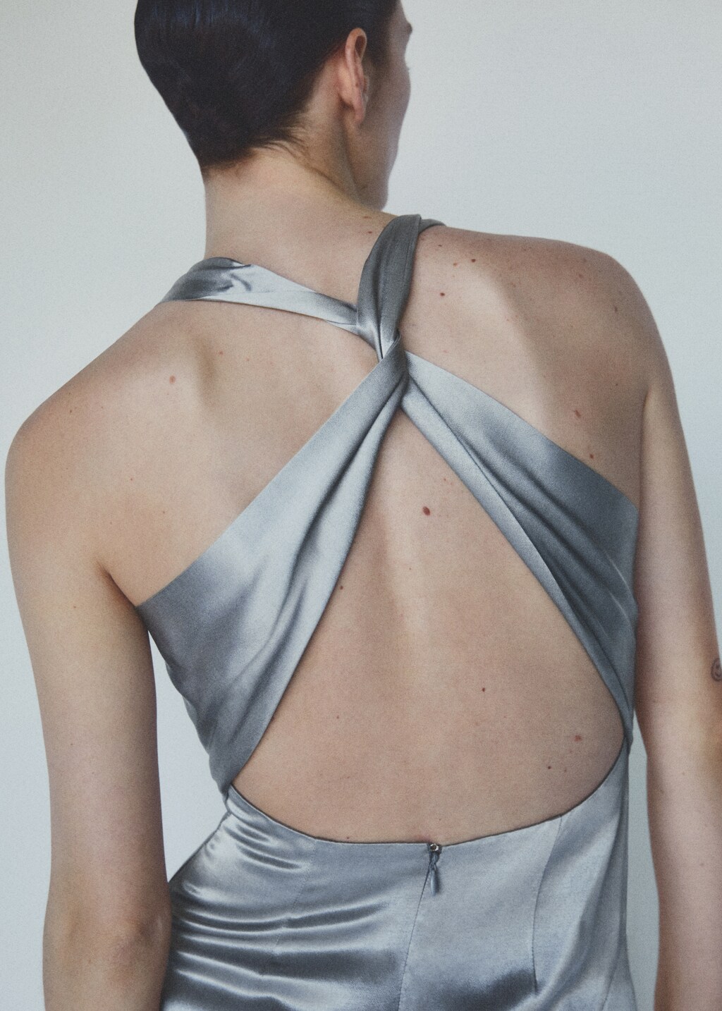 Asymmetrical satin-finish dress with asymmetrical hem - Details of the article 7