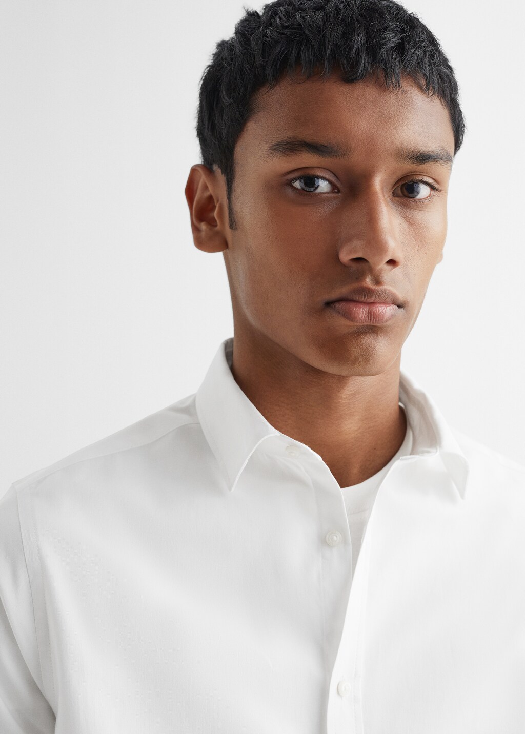 Basic slim-fit cotton shirt - Details of the article 1