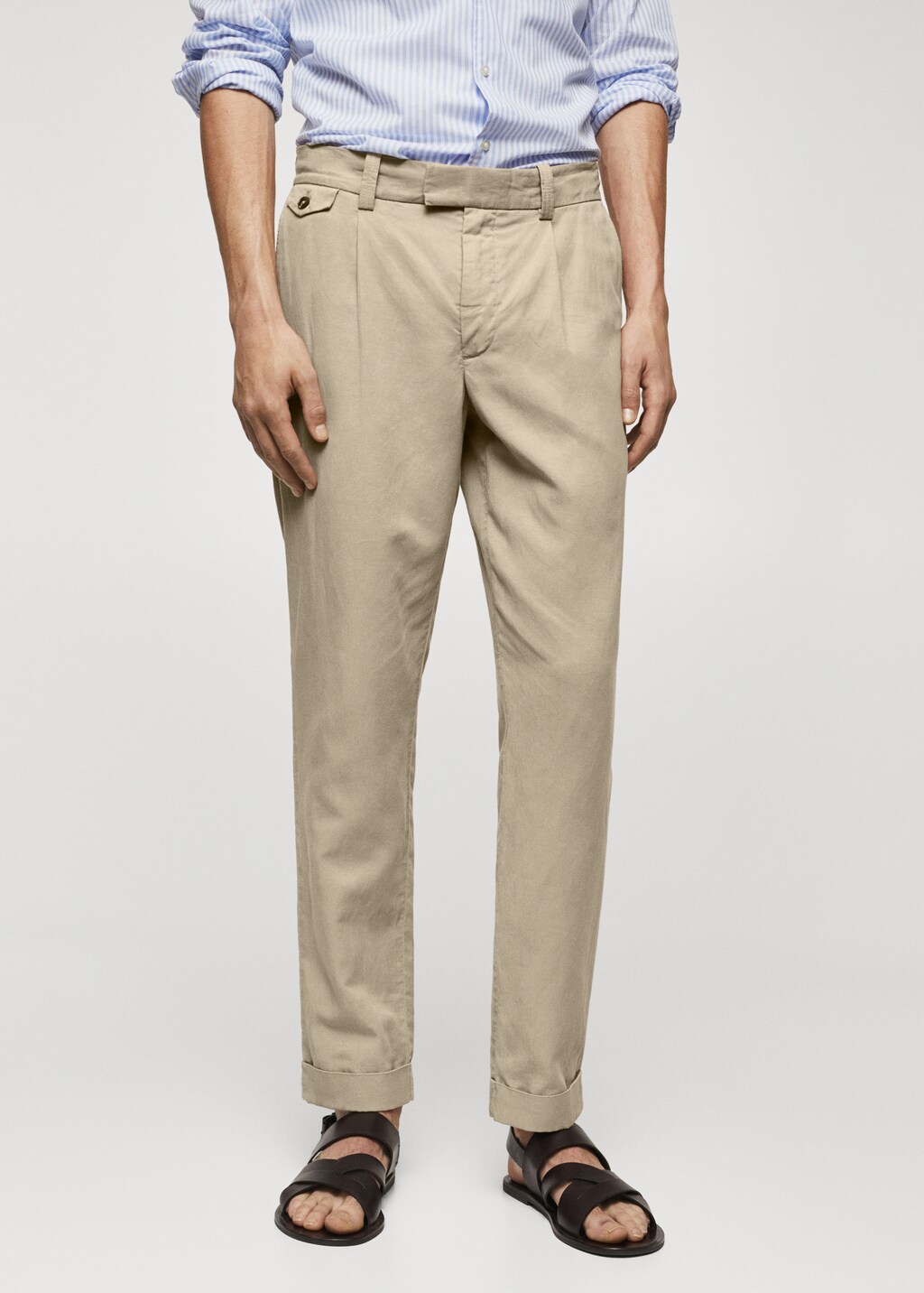 Tapered-fit pleated trousers - Medium plane