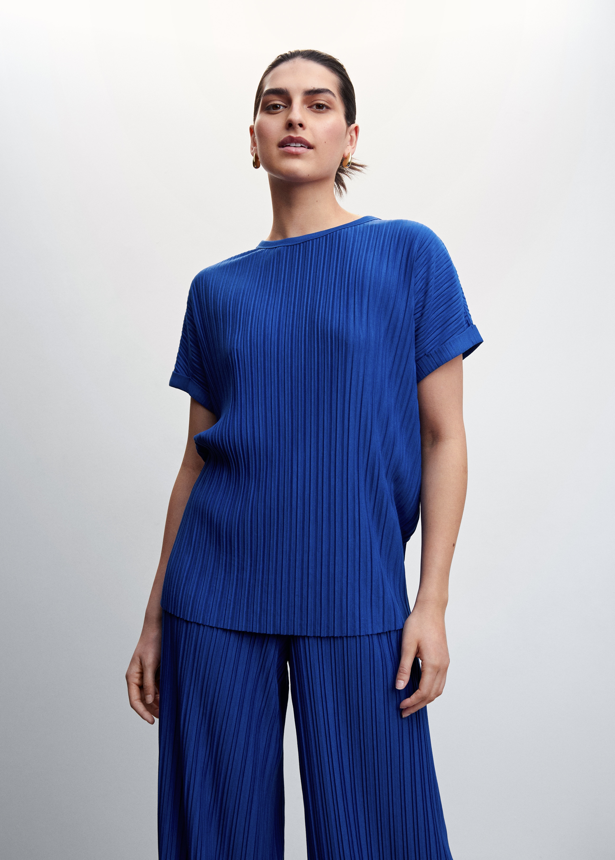 Short-sleeved pleated t-shirt