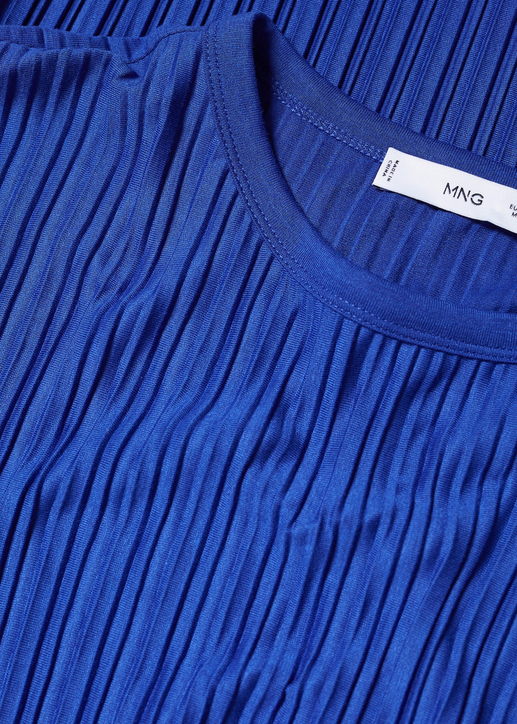 Short-sleeved pleated t-shirt - Details of the article 8