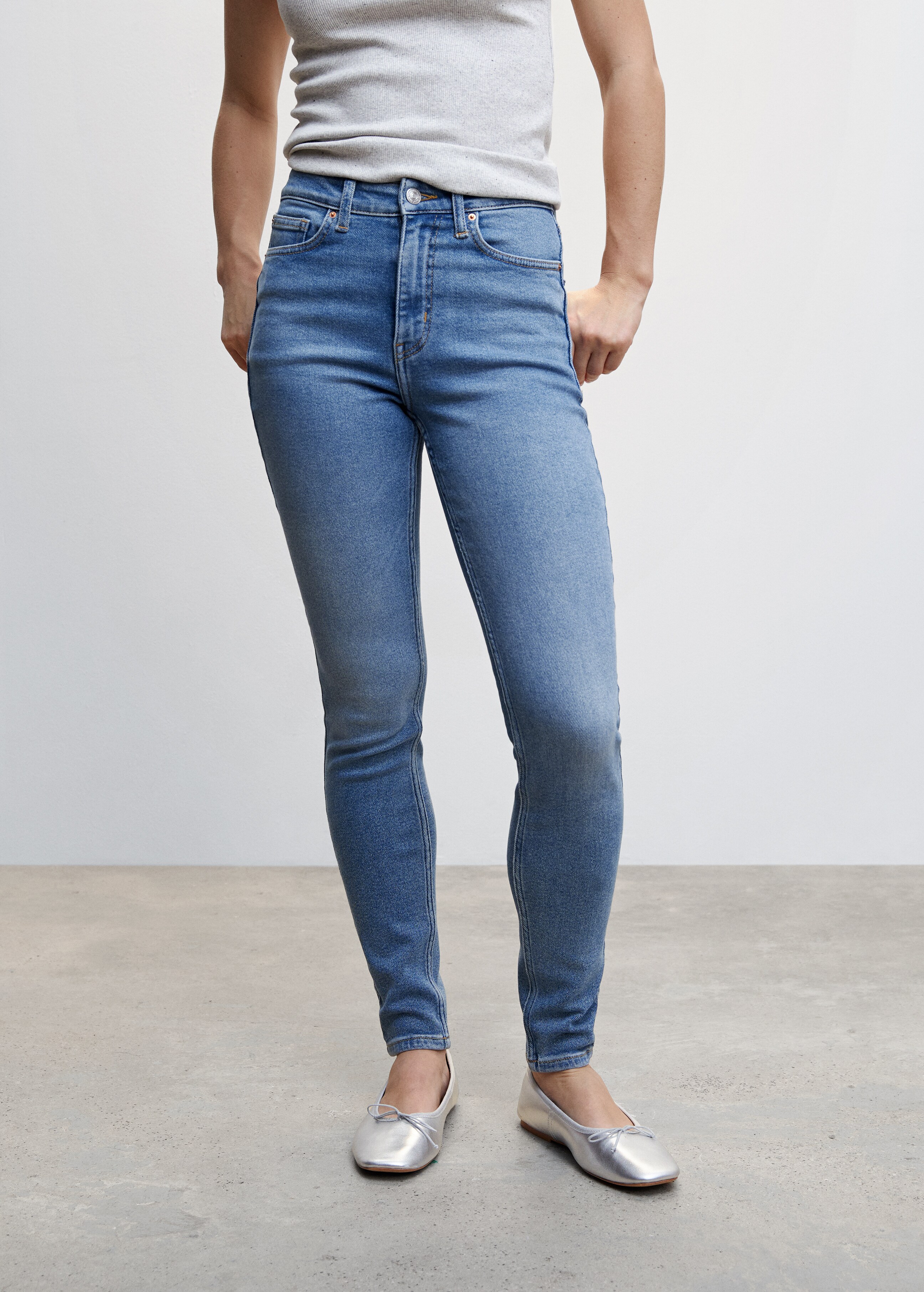 Jean skinny taille haute  - Plan moyen