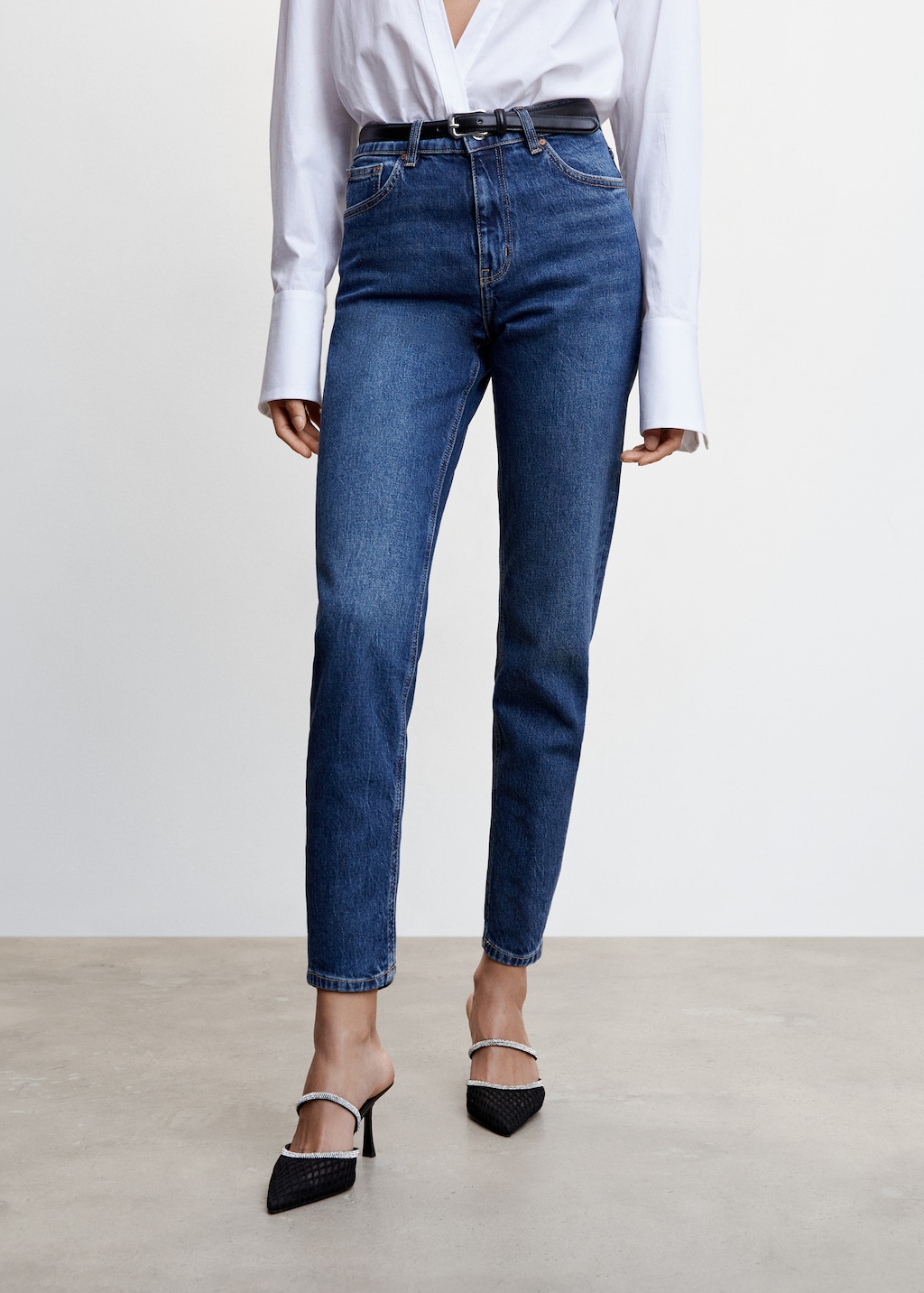 Jeans mom confort tiro alto - Plano medio