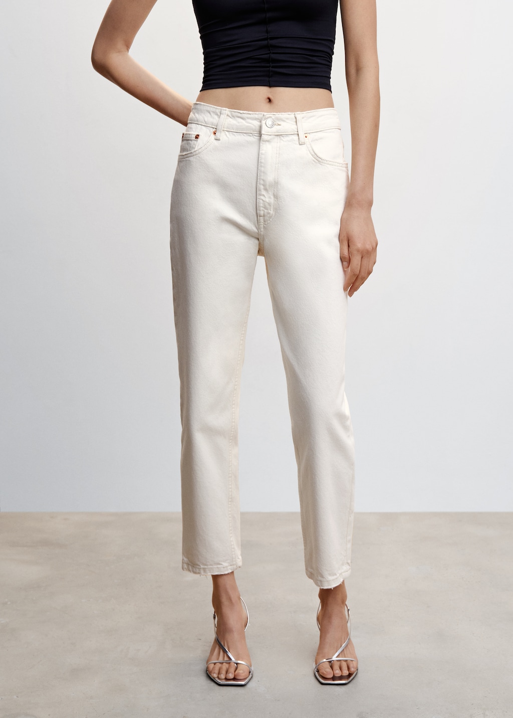 Mom Jeans mit hohem Bund - Mittlere Ansicht