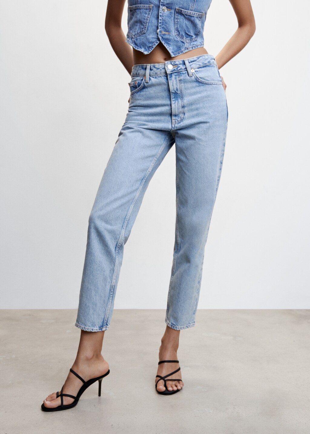 Mom Jeans mit hohem Bund - Mittlere Ansicht