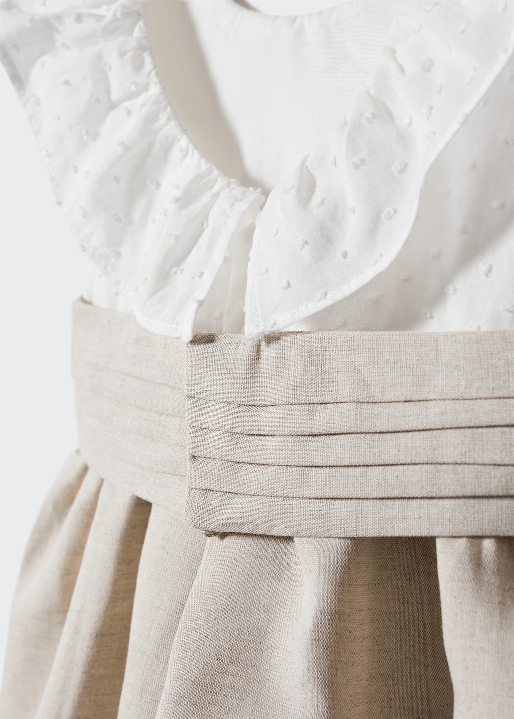 Plumetis-Kleid mit Volantdetail - Detail des Artikels 0