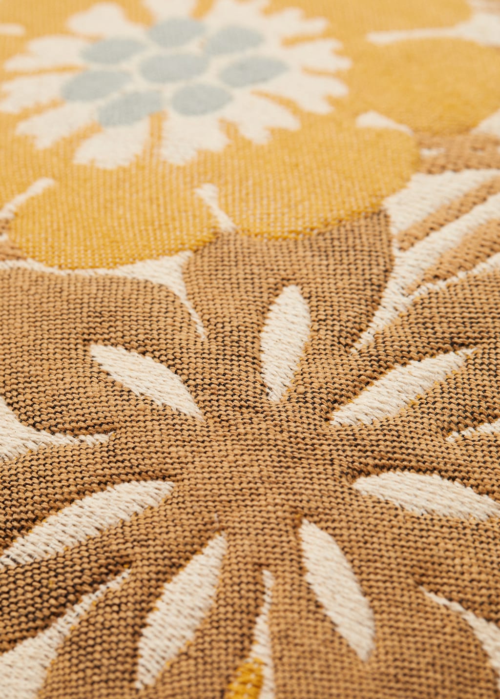 Floral embroidered cushion cover - Details of the article 4