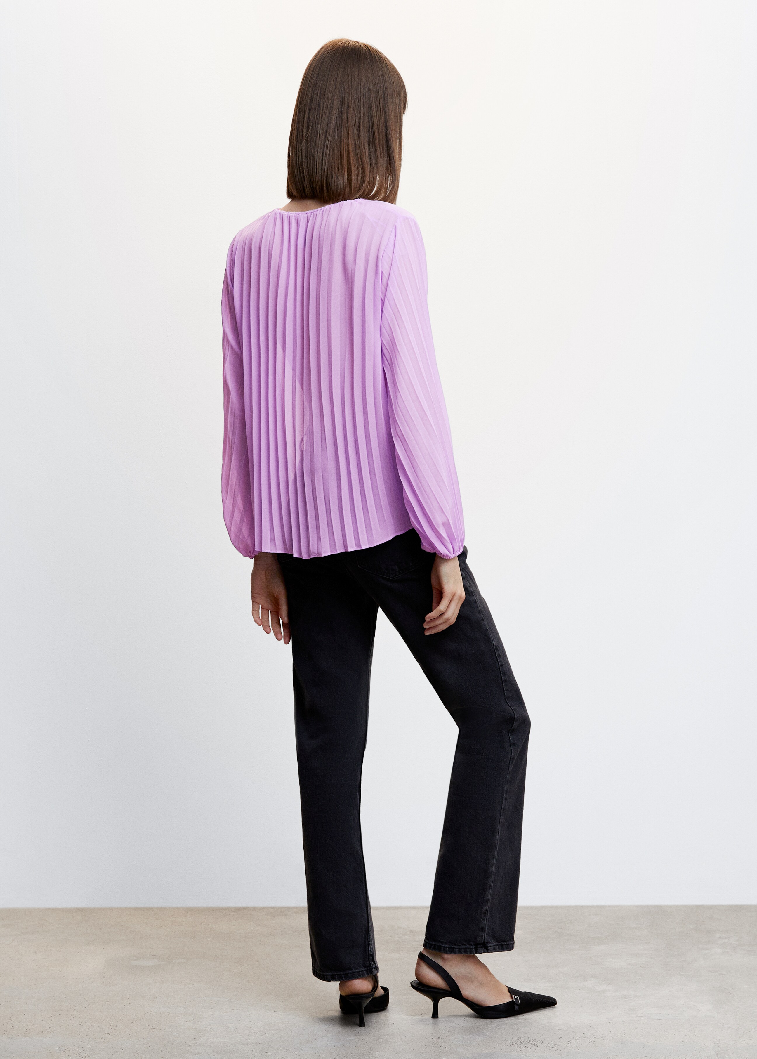 Pleated blouse with puffed sleeves - Reverse of the article