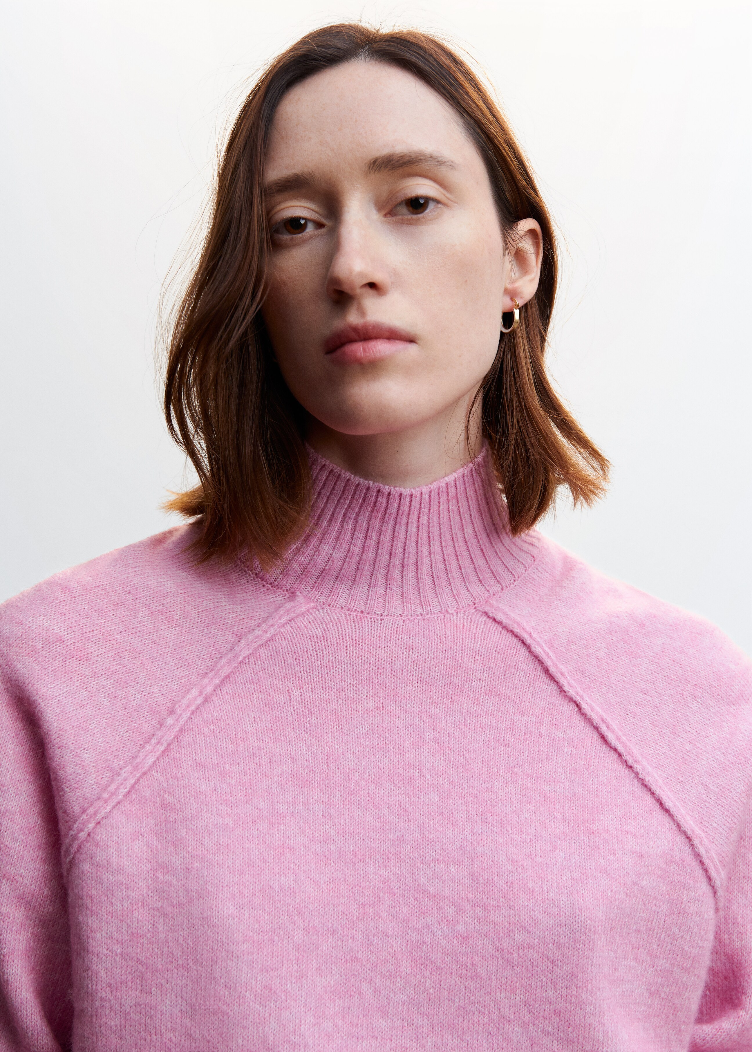 Turtleneck sweater with seams - Details of the article 1