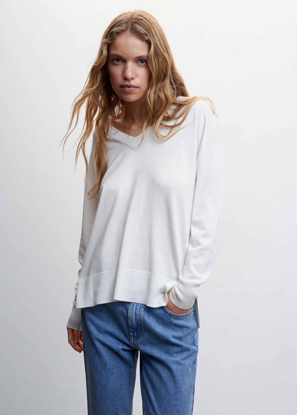 V-neck pullover with slits - Medium plane