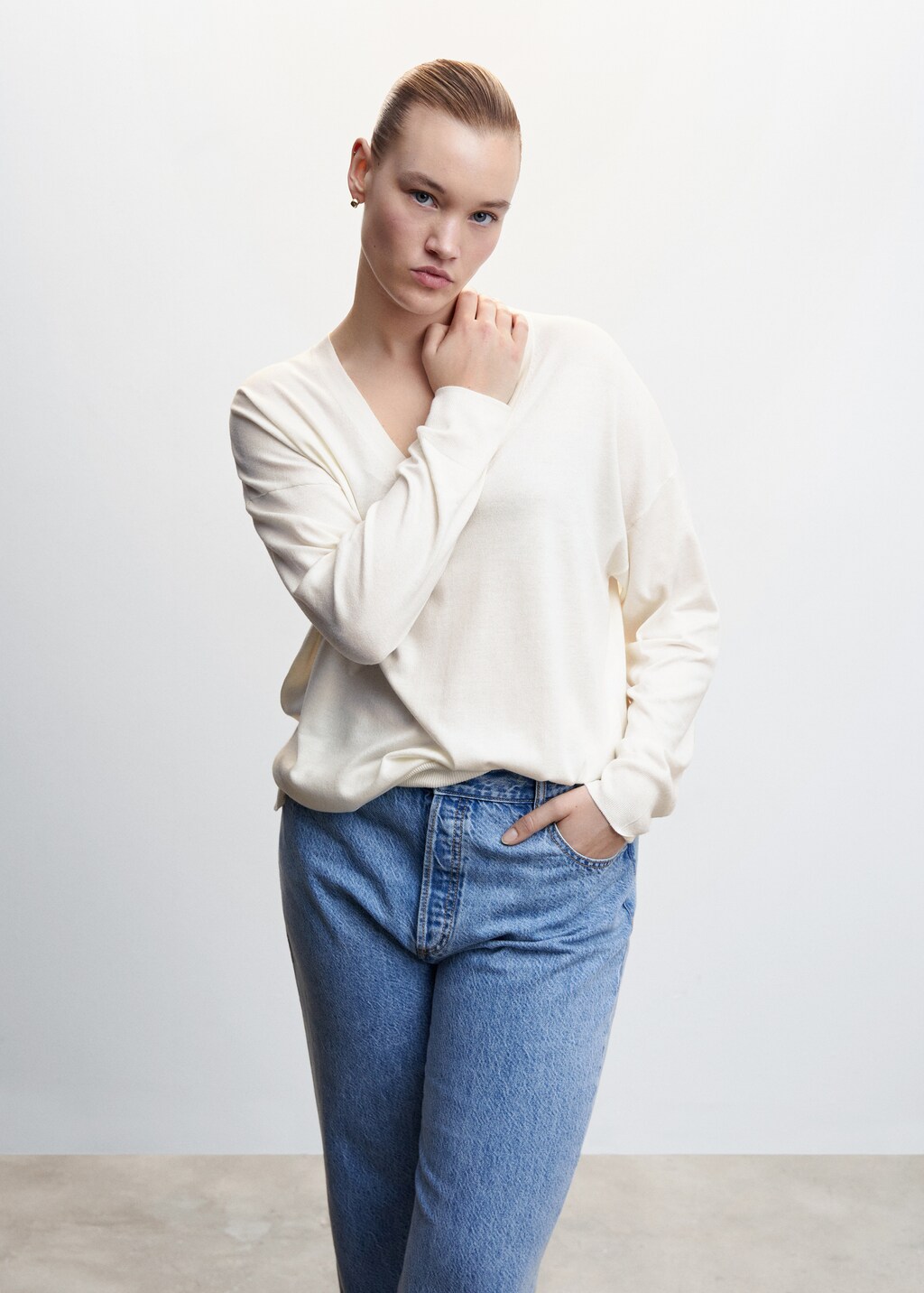 V-neck pullover with slits - Details of the article 5