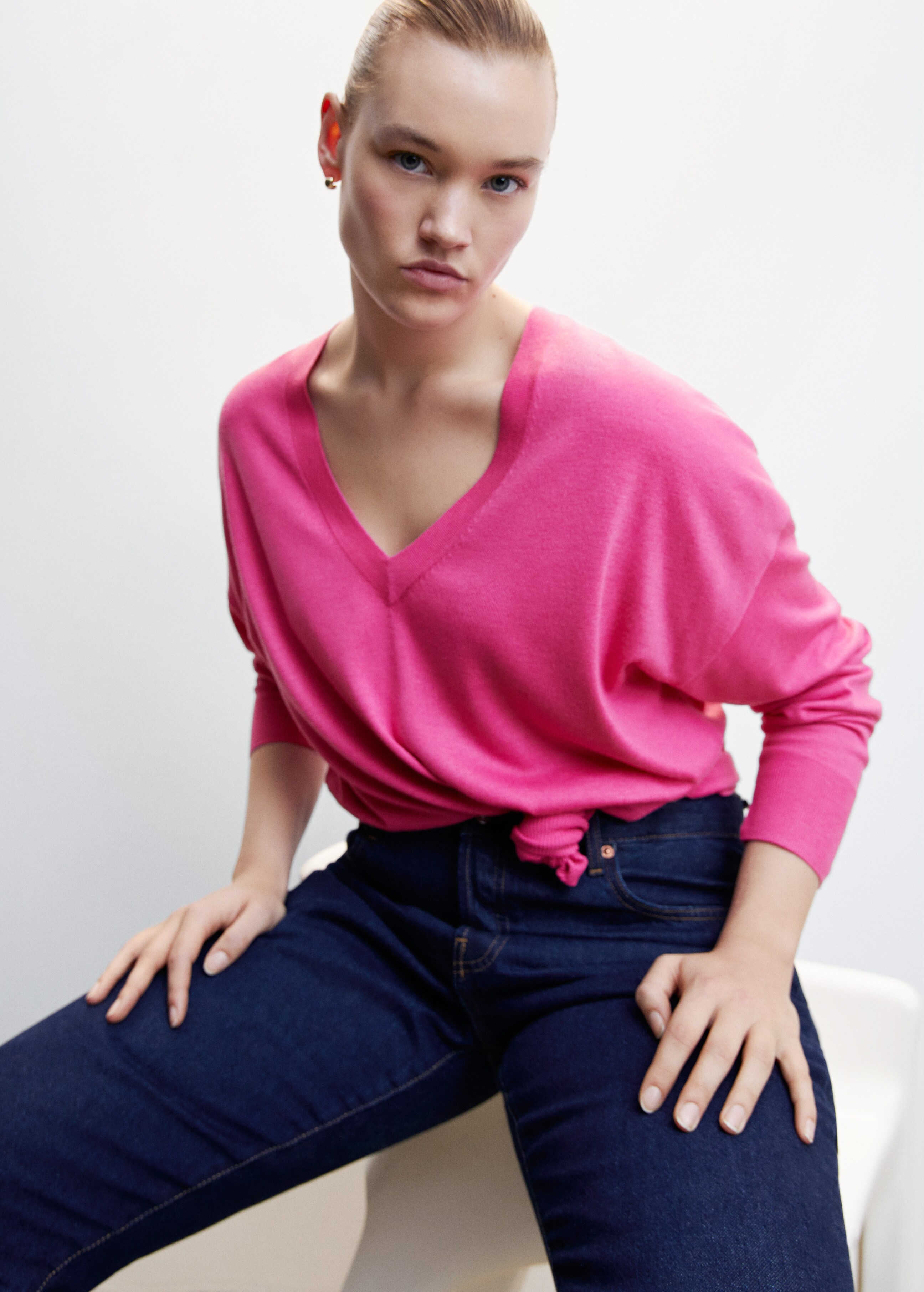 V-neck pullover with slits - Details of the article 4