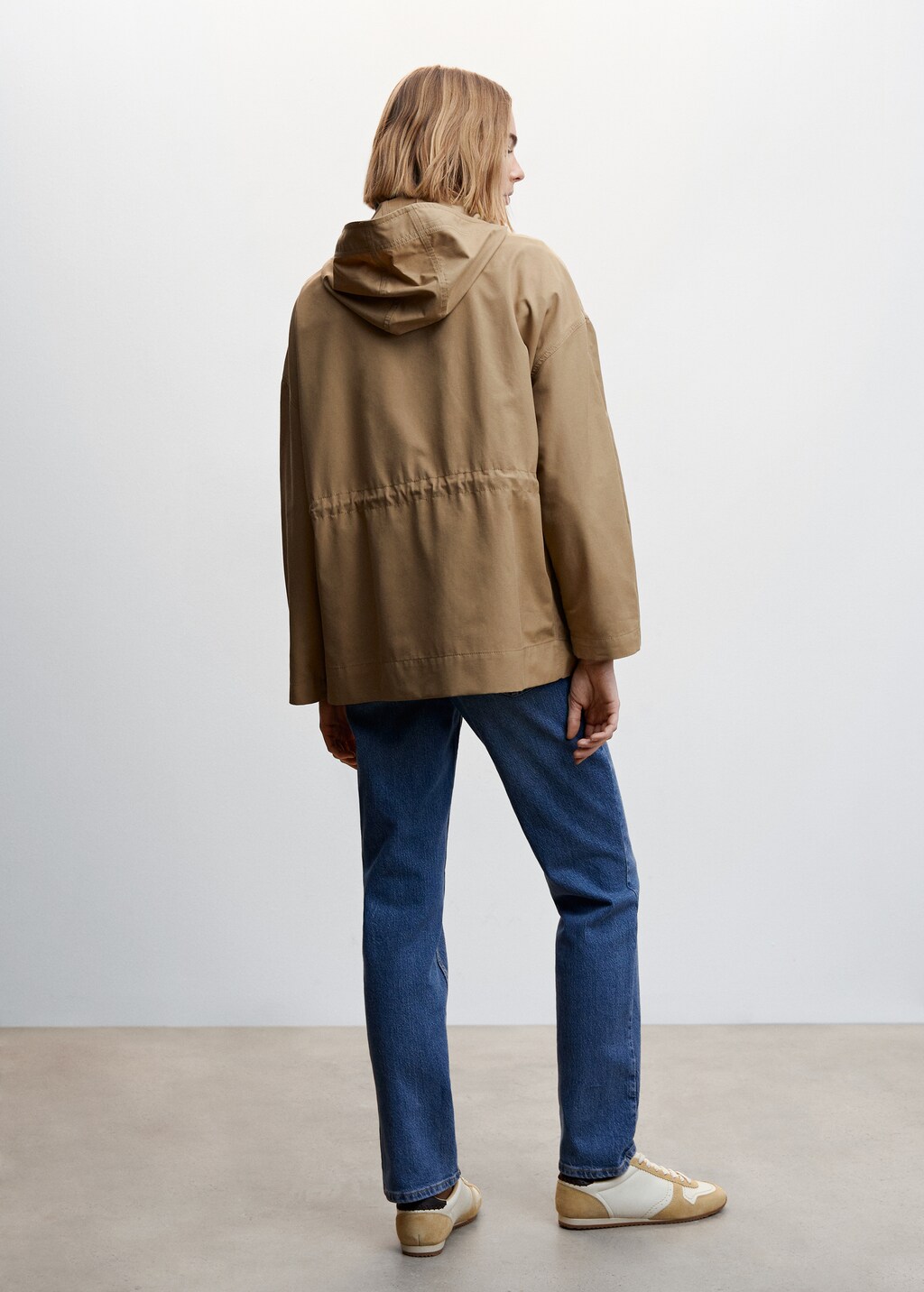 Hooded parka with pocket - Reverse of the article