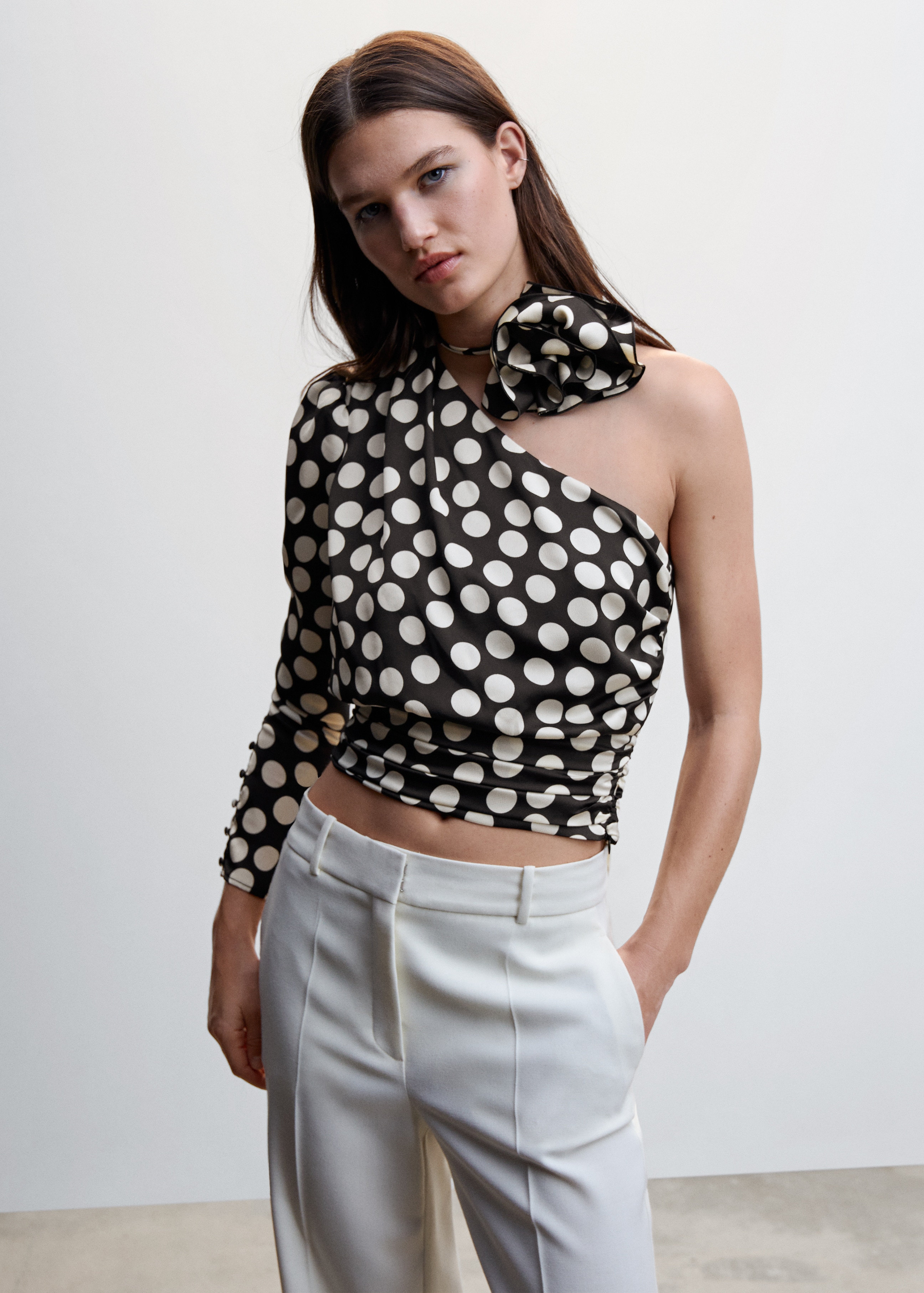 Polka-dot blouse with floral applique  - Medium plane