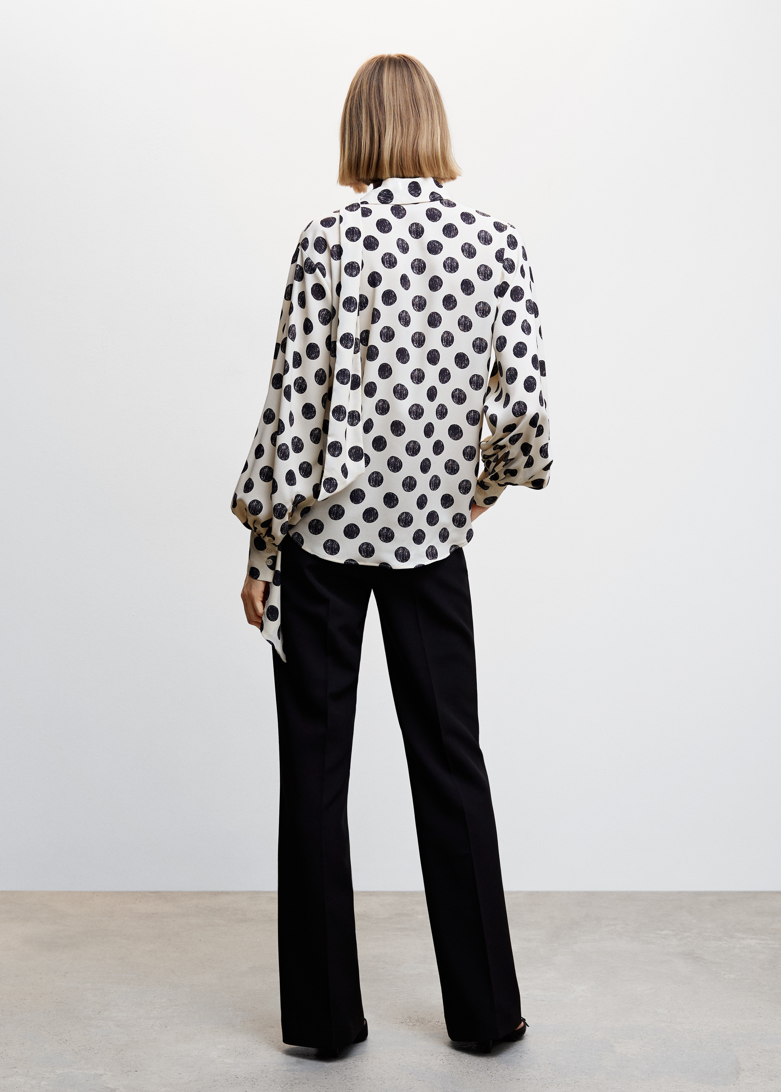 Bow polka-dot blouse - Reverse of the article