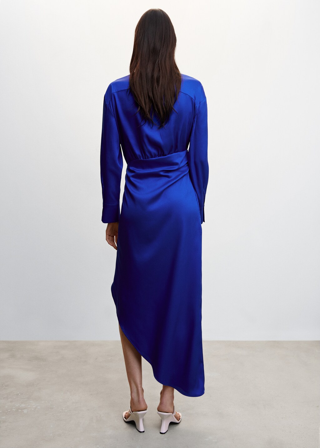 Side-slit satin dress - Reverse of the article