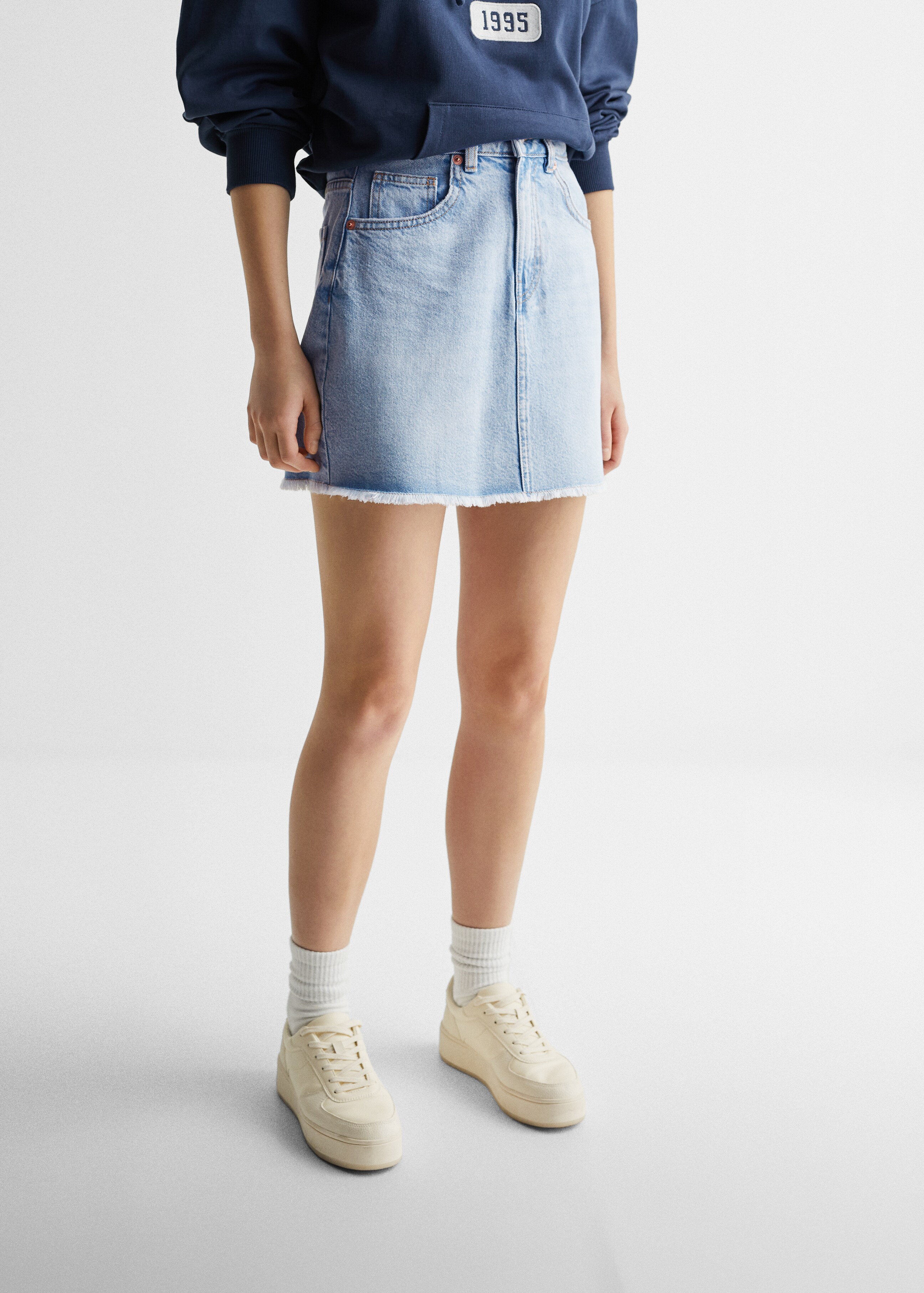 Denim miniskirt with frayed hem - Details of the article 6