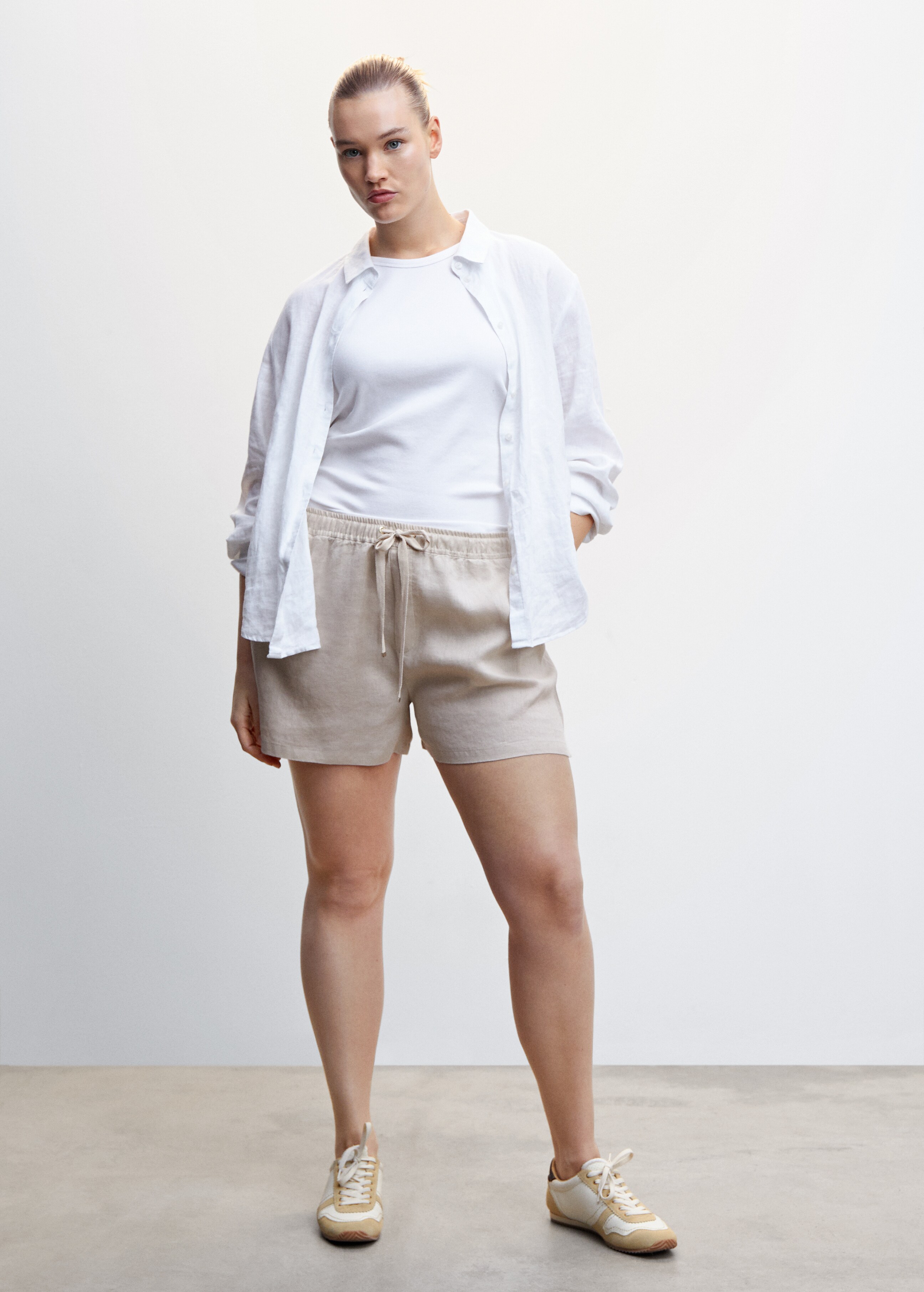 Linen shorts with drawstring - Details of the article 3