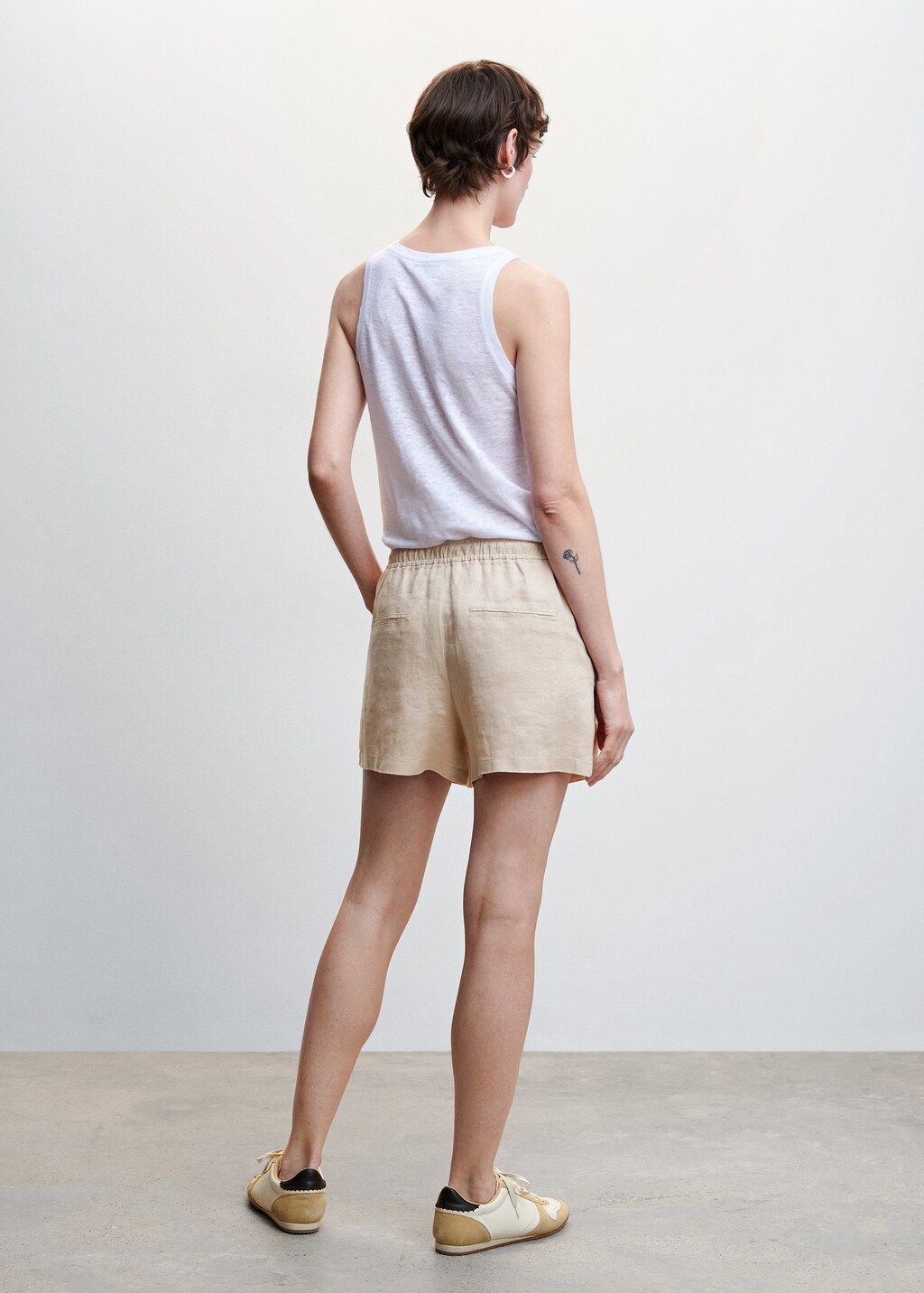 Linen shorts with drawstring - Reverse of the article