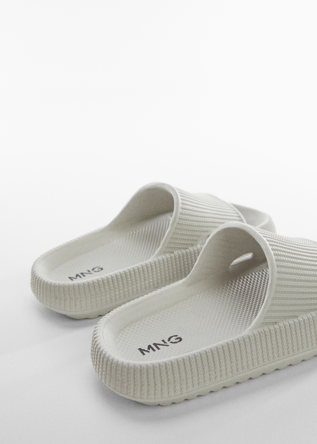 Textured flip-flops - Details of the article 1