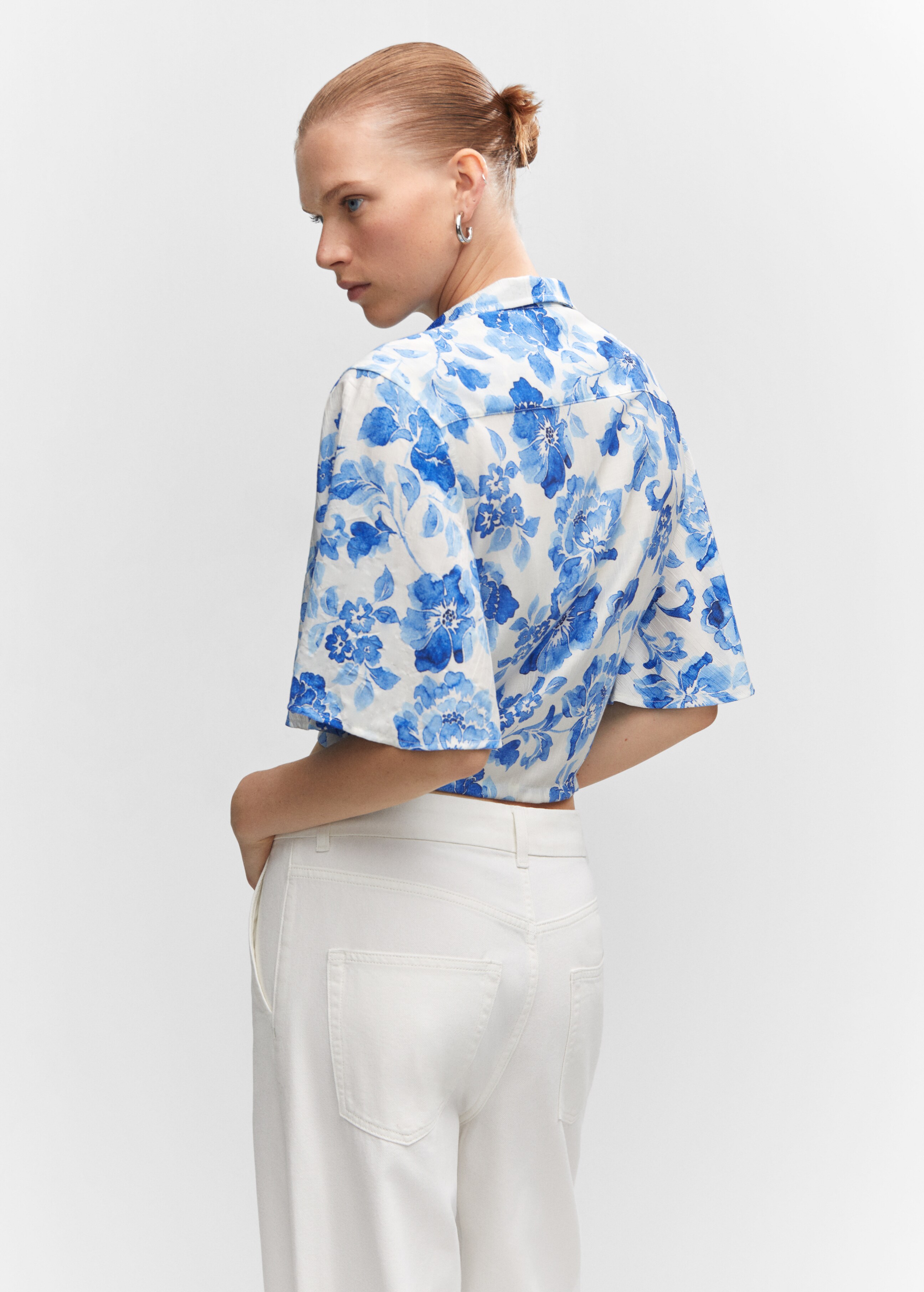 Floral shirt with knot - Reverse of the article