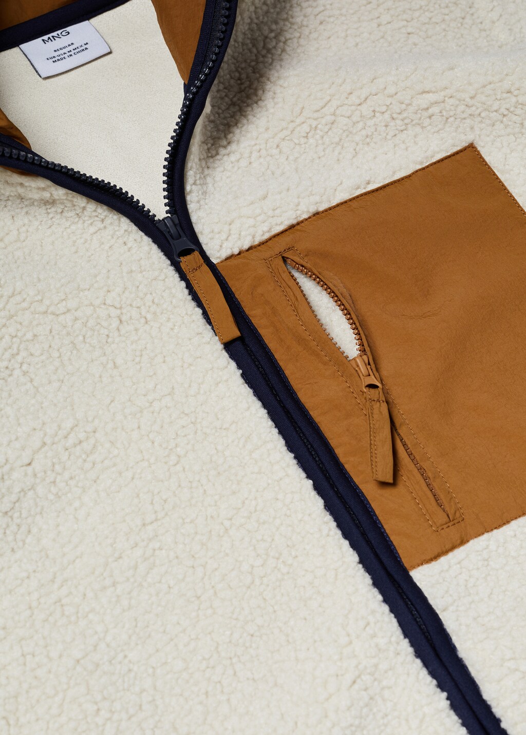 Contrasting sheepskin sweatshirt - Details of the article 8