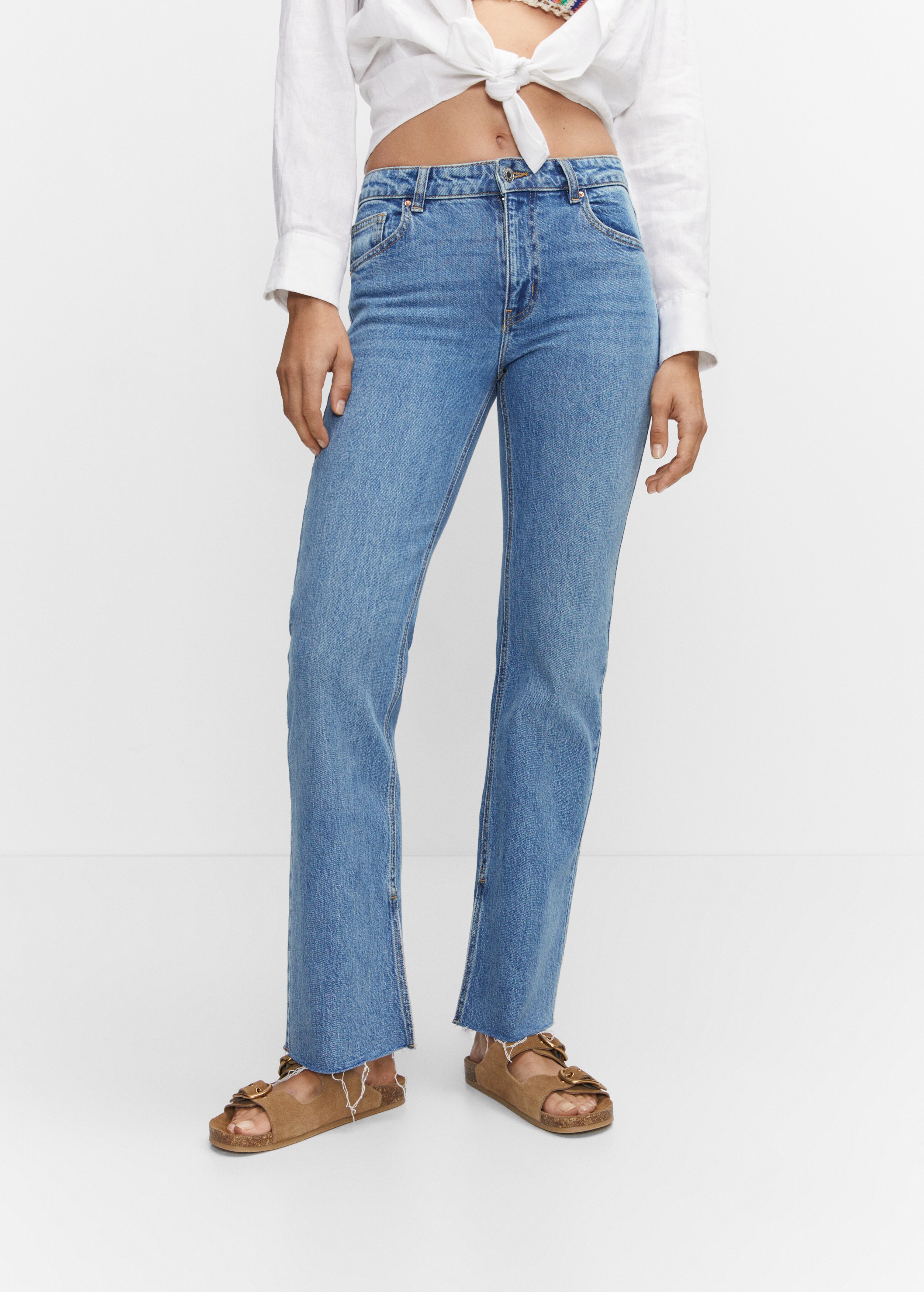 Gerade Jeans mit mittlerem Bund und Schlitzen - Mittlere Ansicht