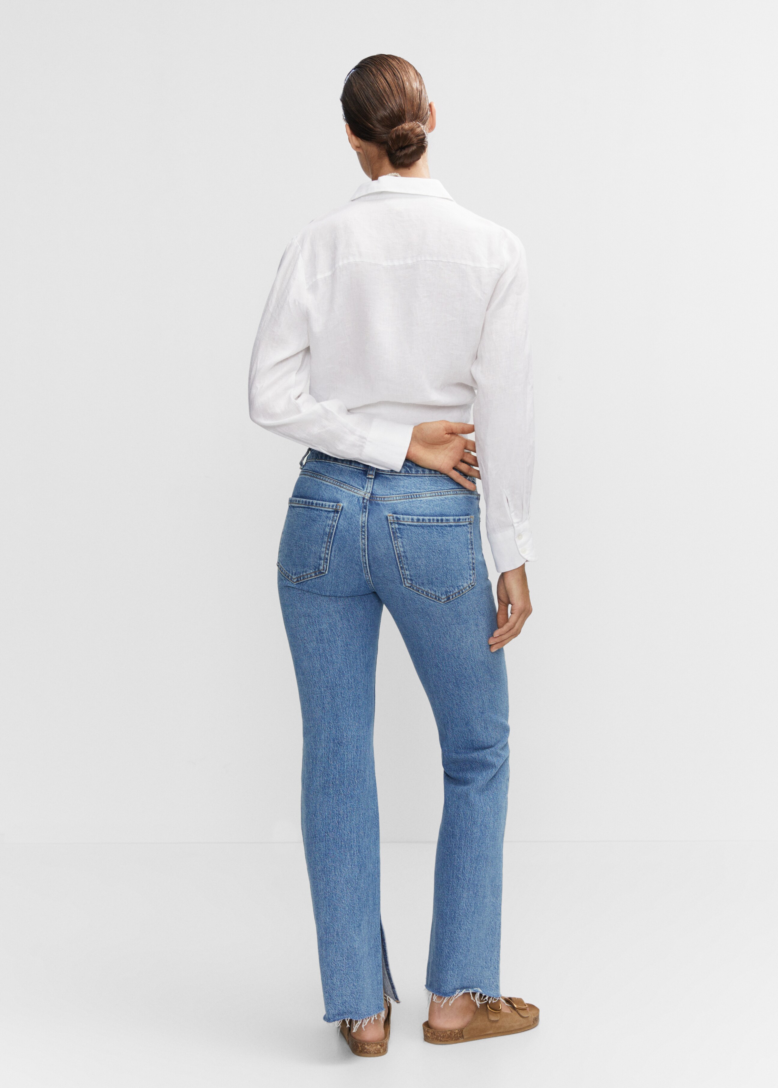Gerade Jeans mit mittlerem Bund und Schlitzen - Rückseite des Artikels