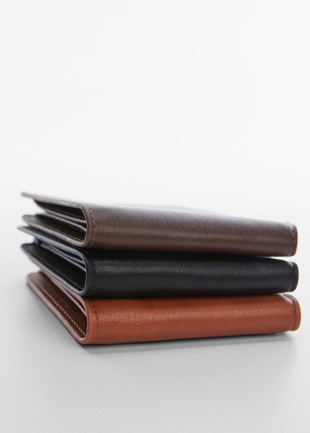 Plain leather wallet - Details of the article 2