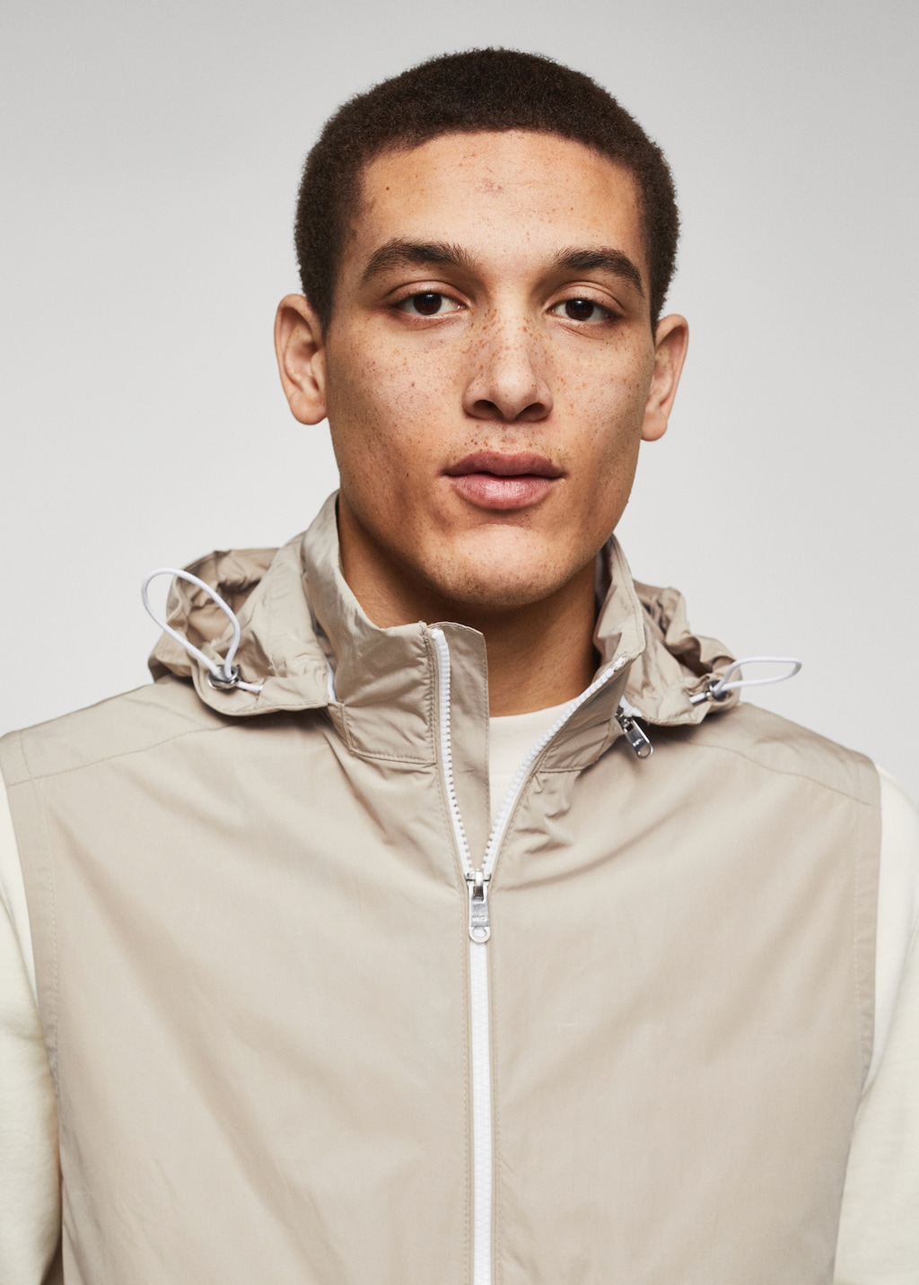 Water-repellent gilet with hood - Details of the article 1