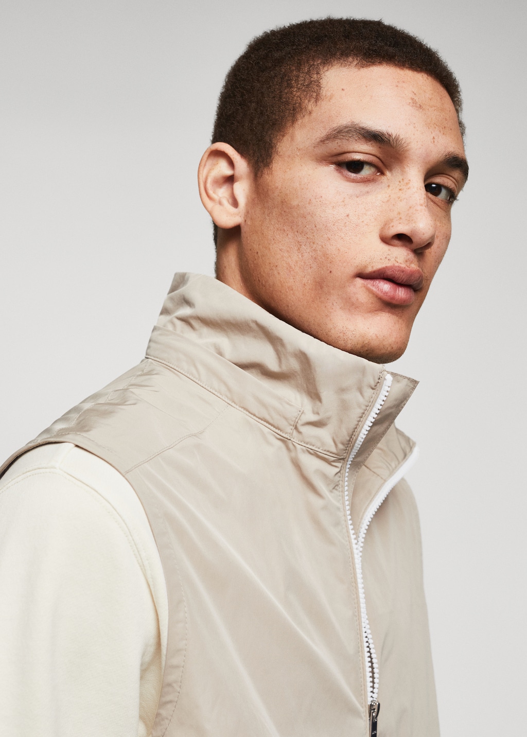 Water-repellent gilet with hood - Details of the article 4