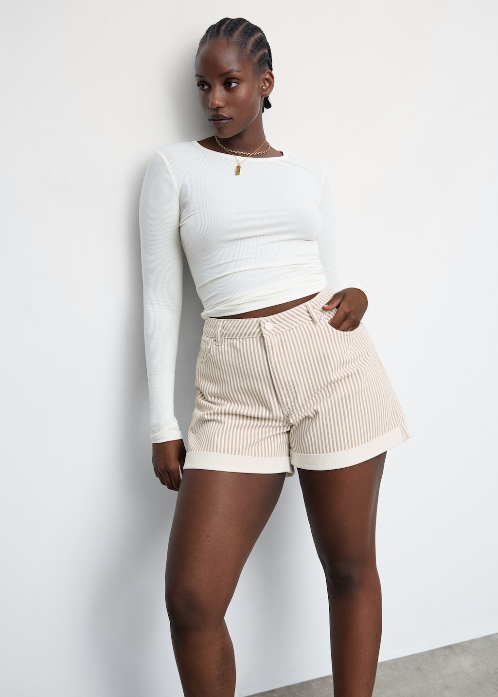 Mom-fit denim shorts - Details of the article 4