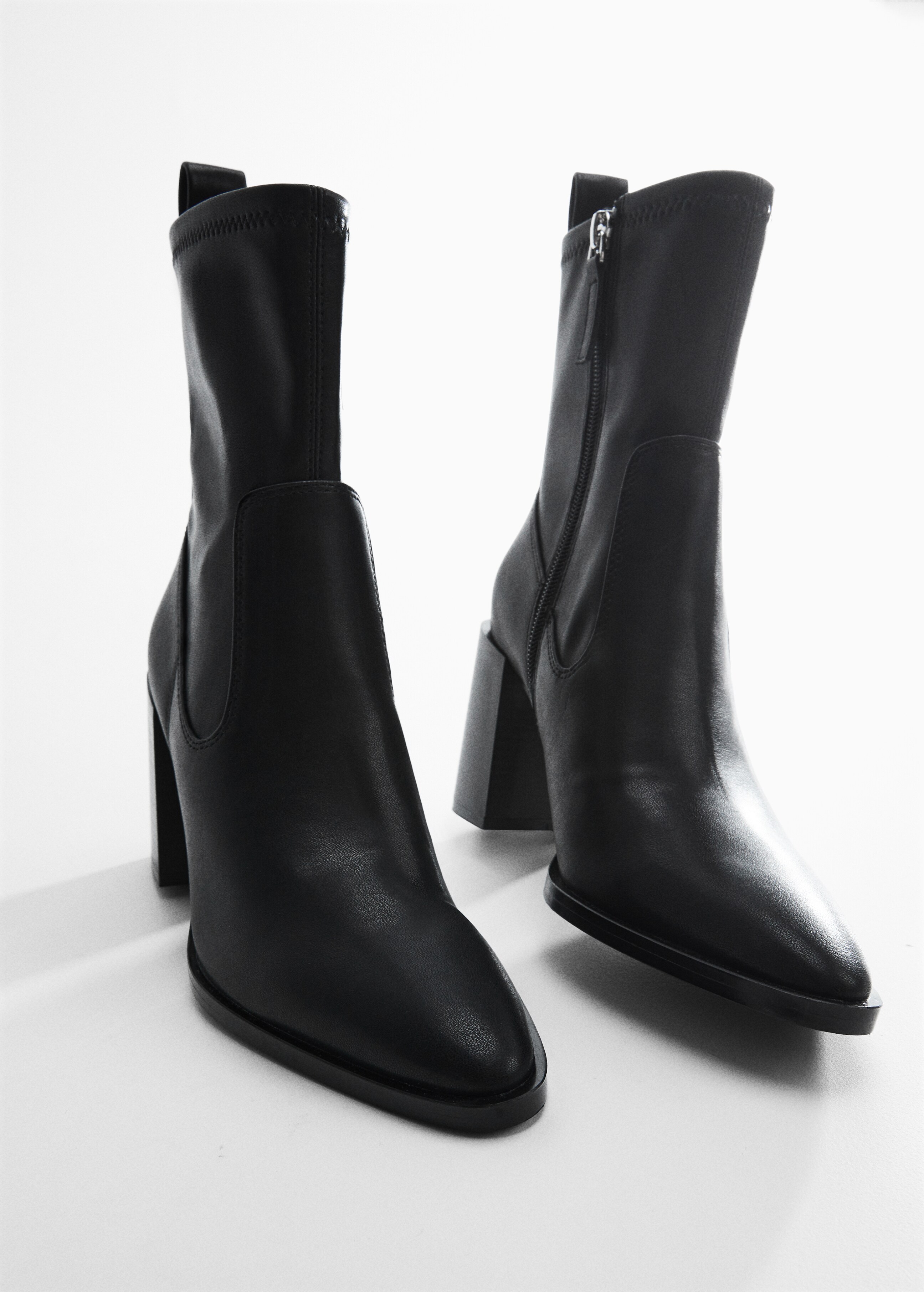 Heel zipped boots - Details of the article 5
