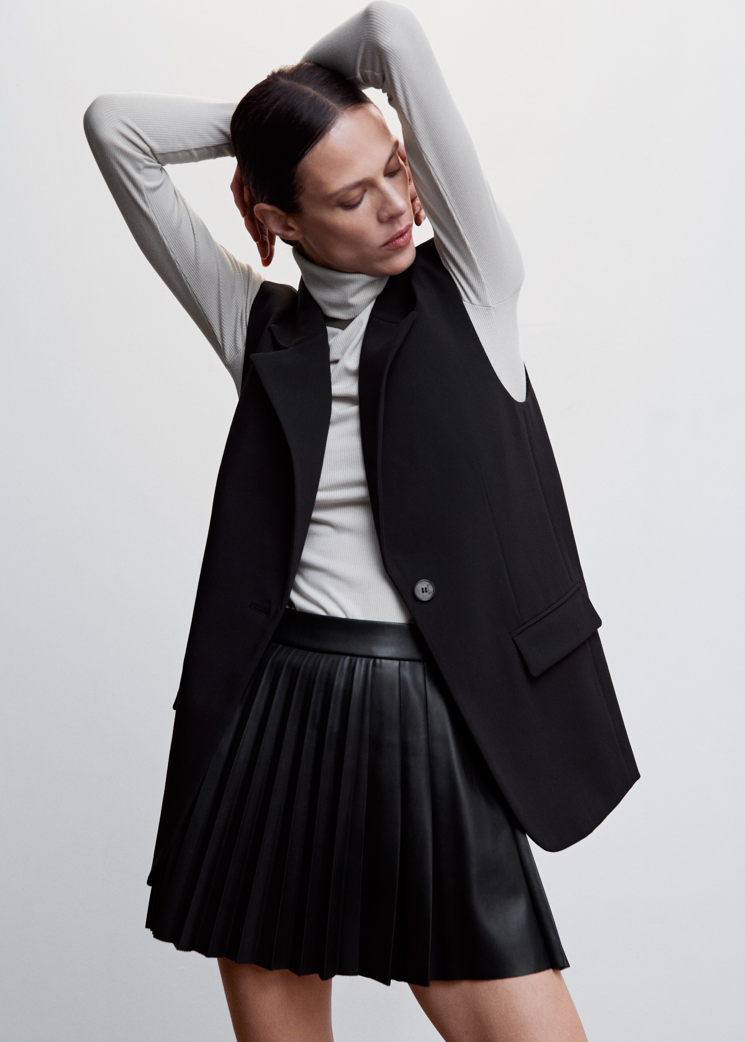 Faux-leather pleated skirt - Details of the article 2