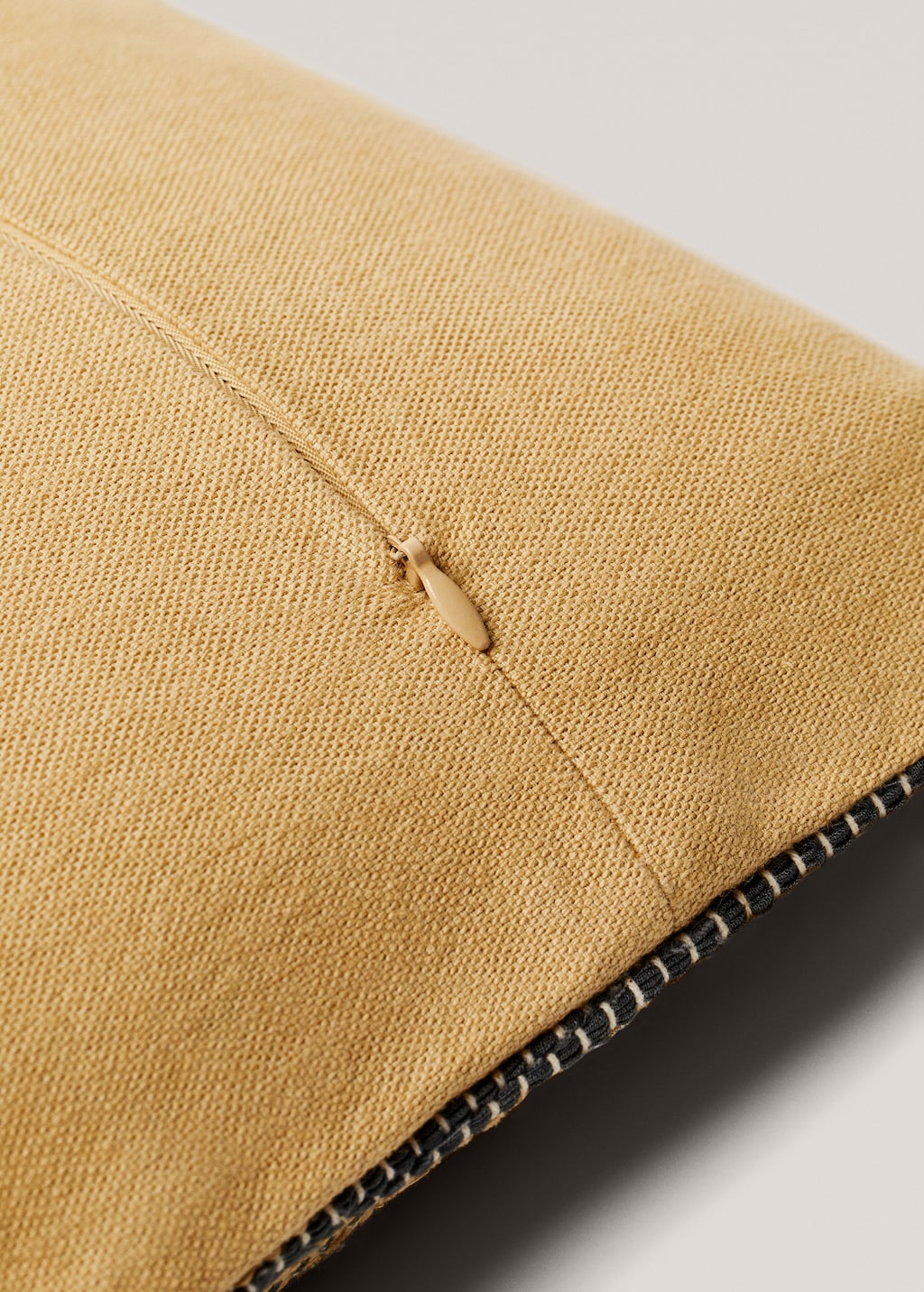 Striped cushion cover - Details of the article 3