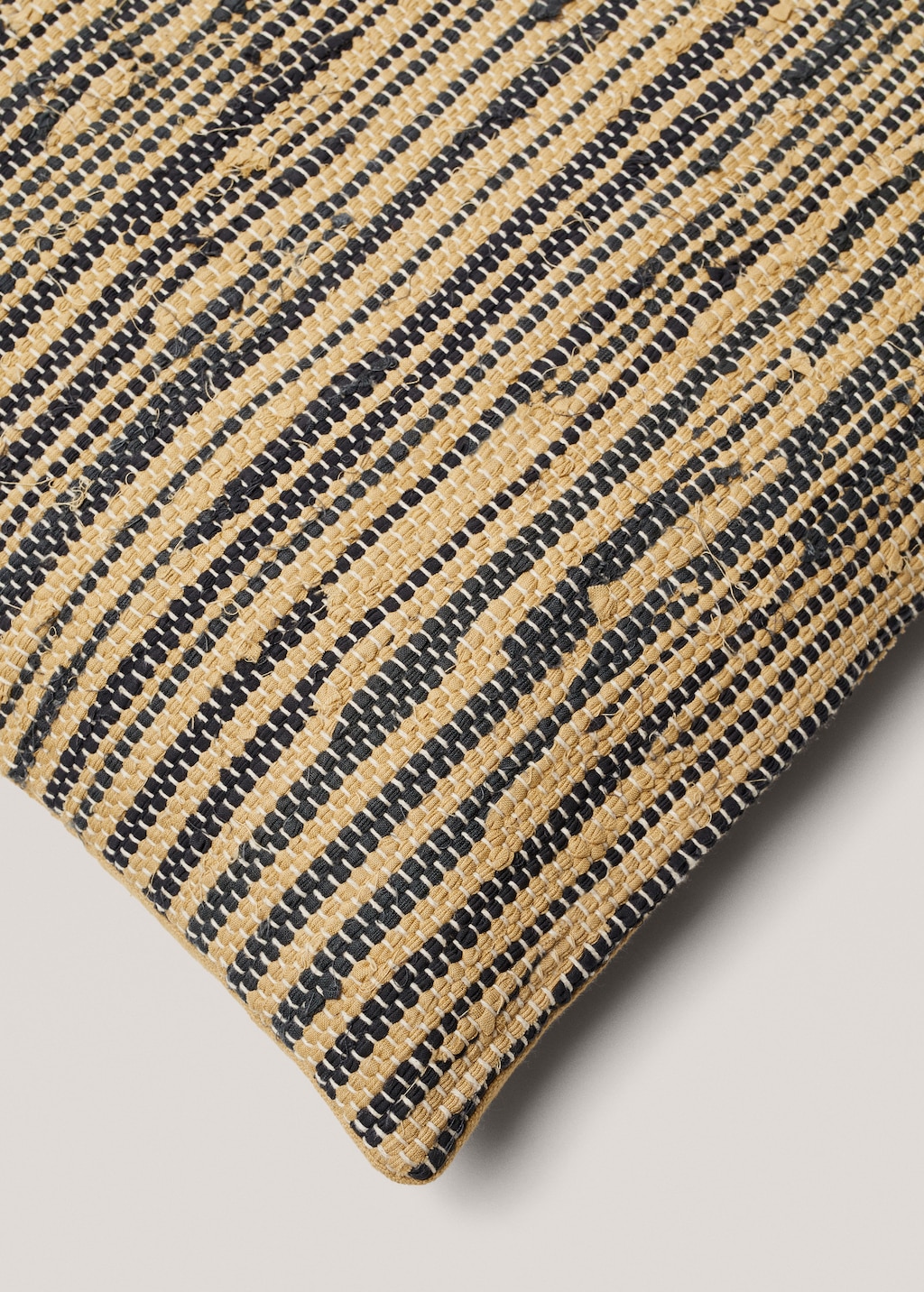 Striped cushion cover - Details of the article 4