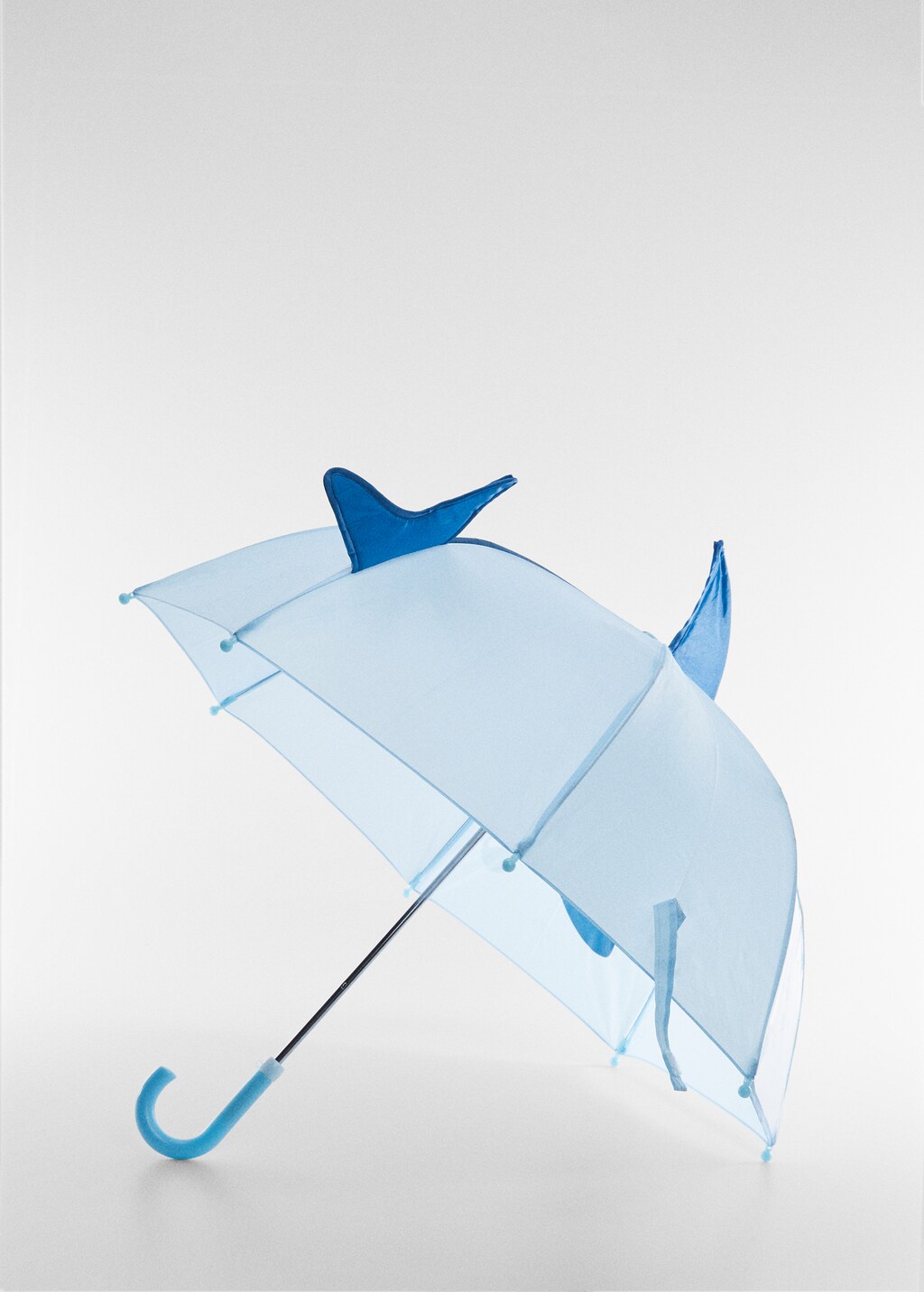 Parapluie imprimé requin - Plan moyen