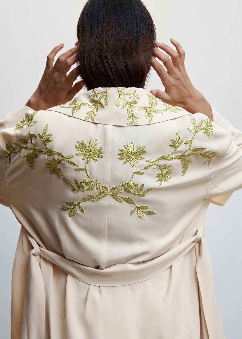 Trench coat with embroidered lapels - Details of the article 2