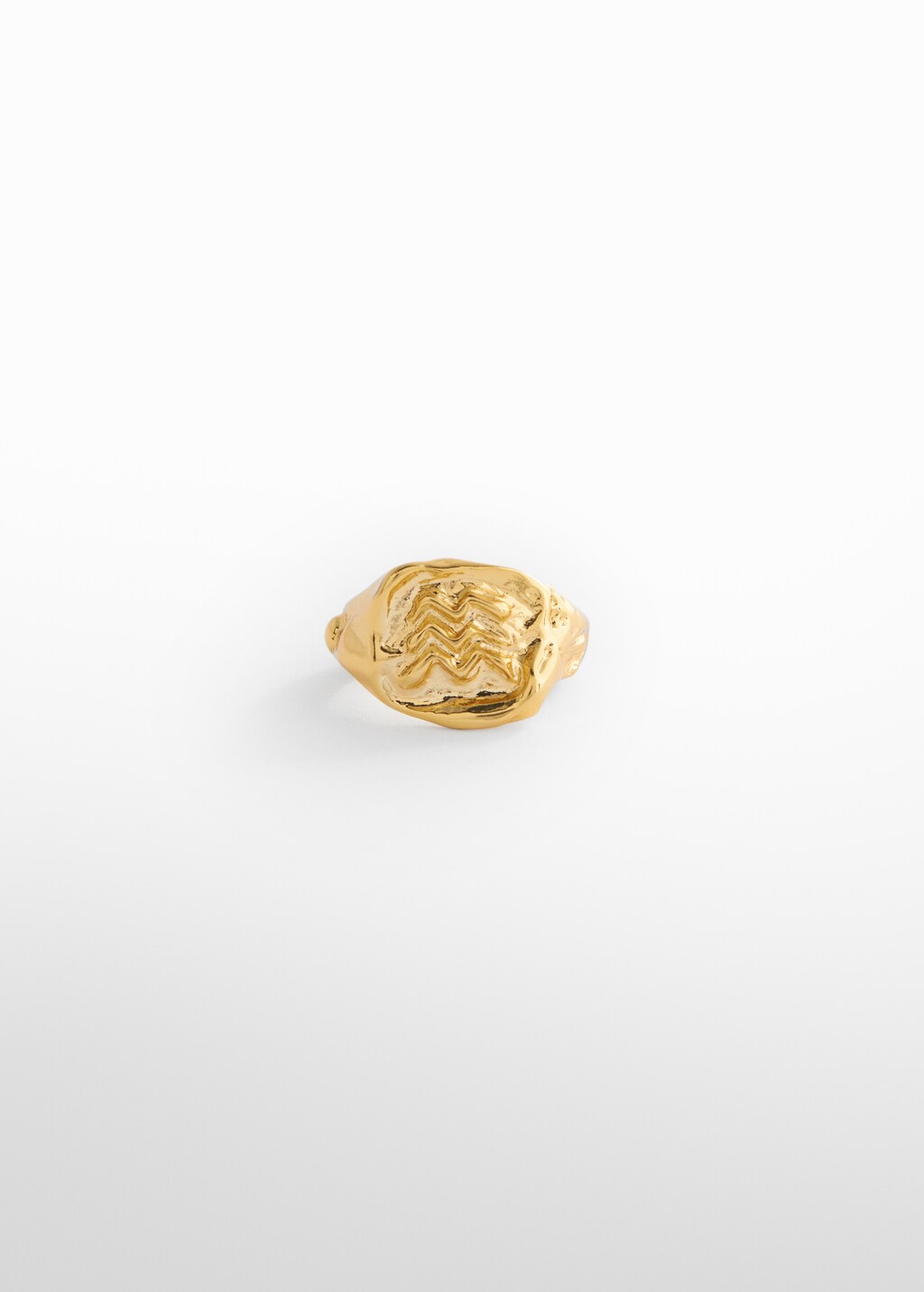 Embossed signet ring - Article without model