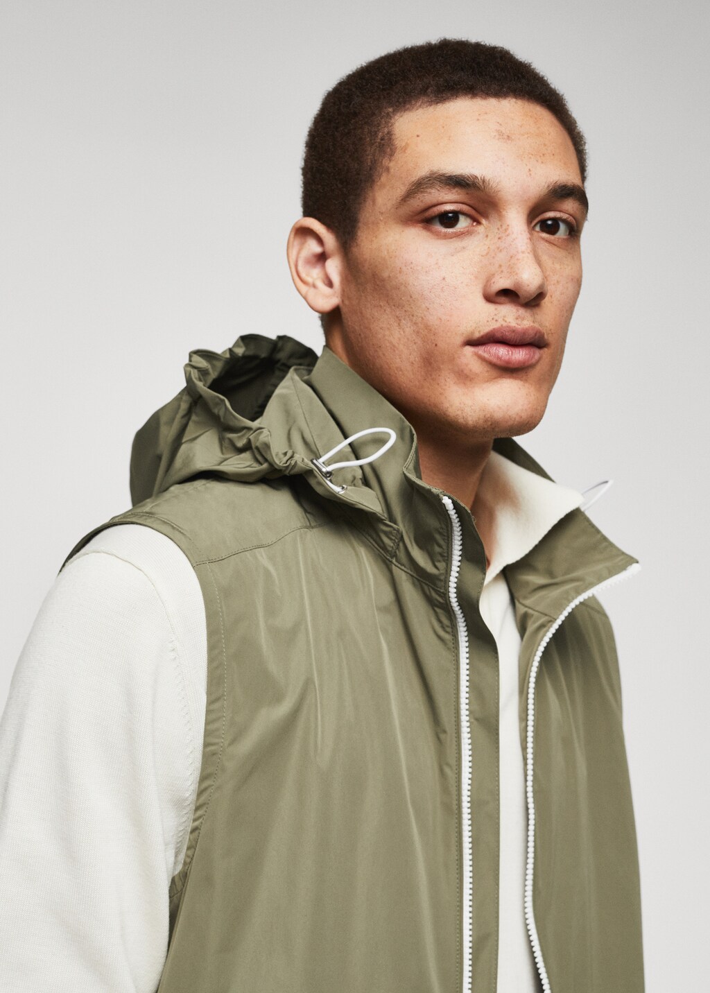 Water-repellent gilet with hood - Details of the article 4