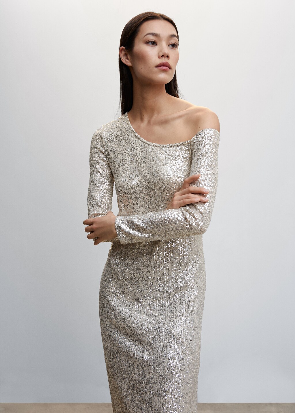 Robe asymétrique sequins - Plan moyen