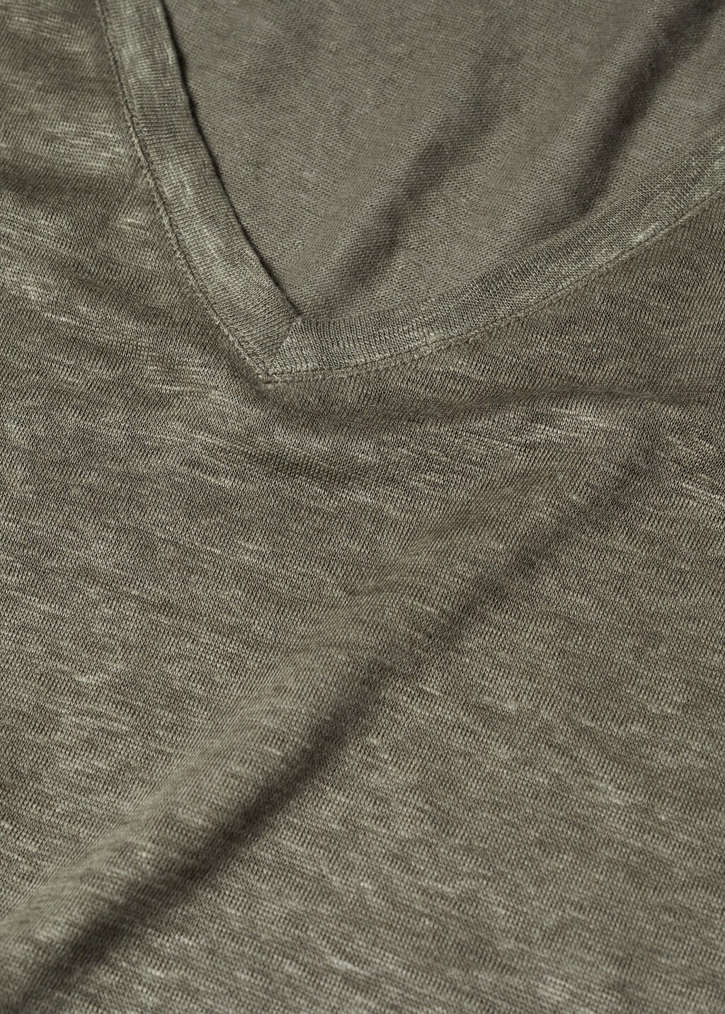 Leinen-T-Shirt mit V-Ausschnitt - Detail des Artikels 8