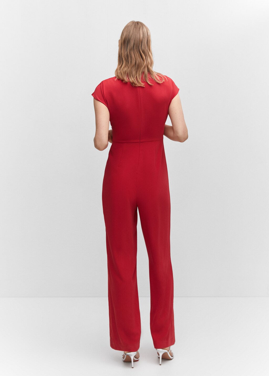 Kurzärmliger Jumpsuit mit Knotendetail - Rückseite des Artikels