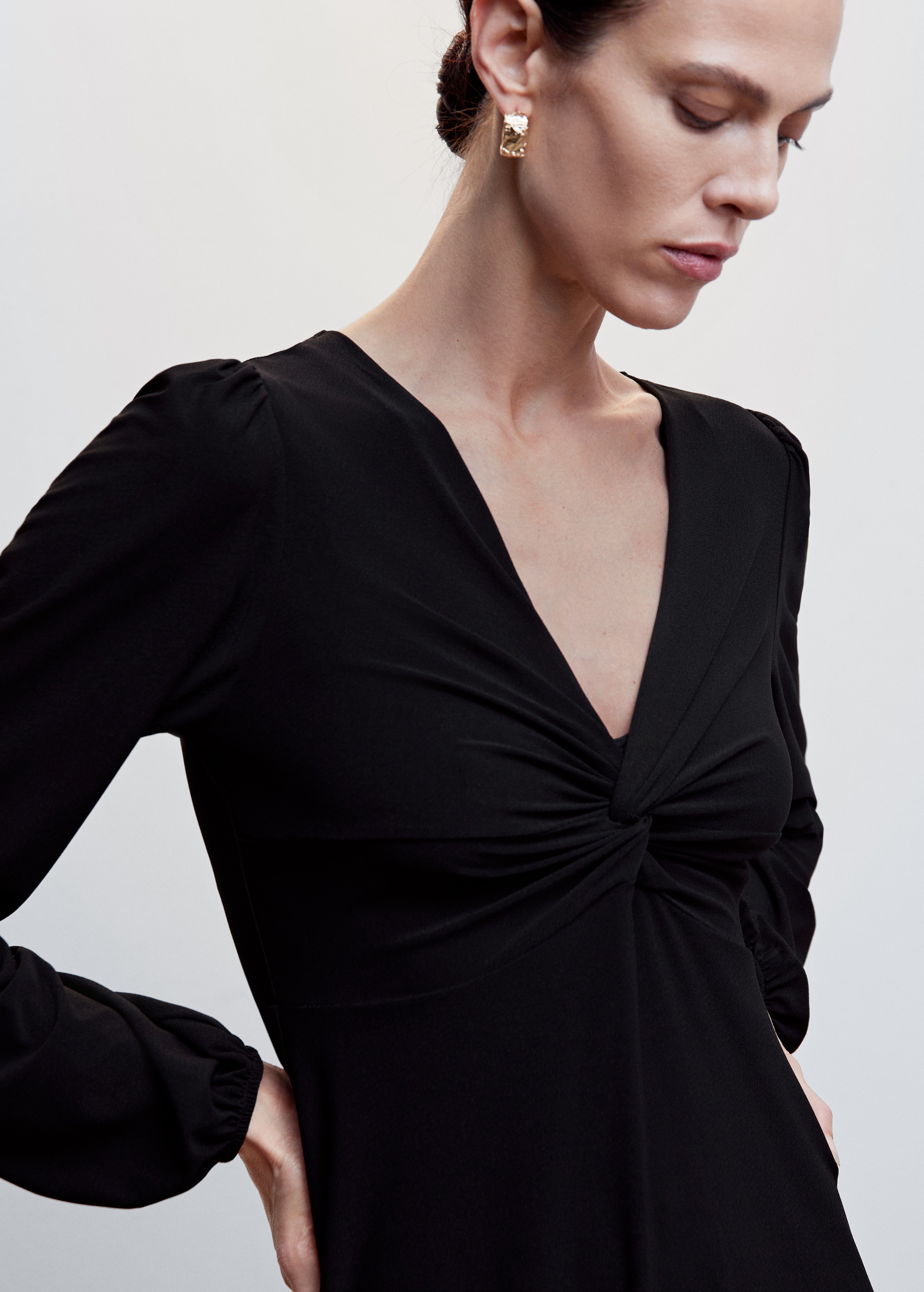 Black dress with knot detail - Details of the article 1