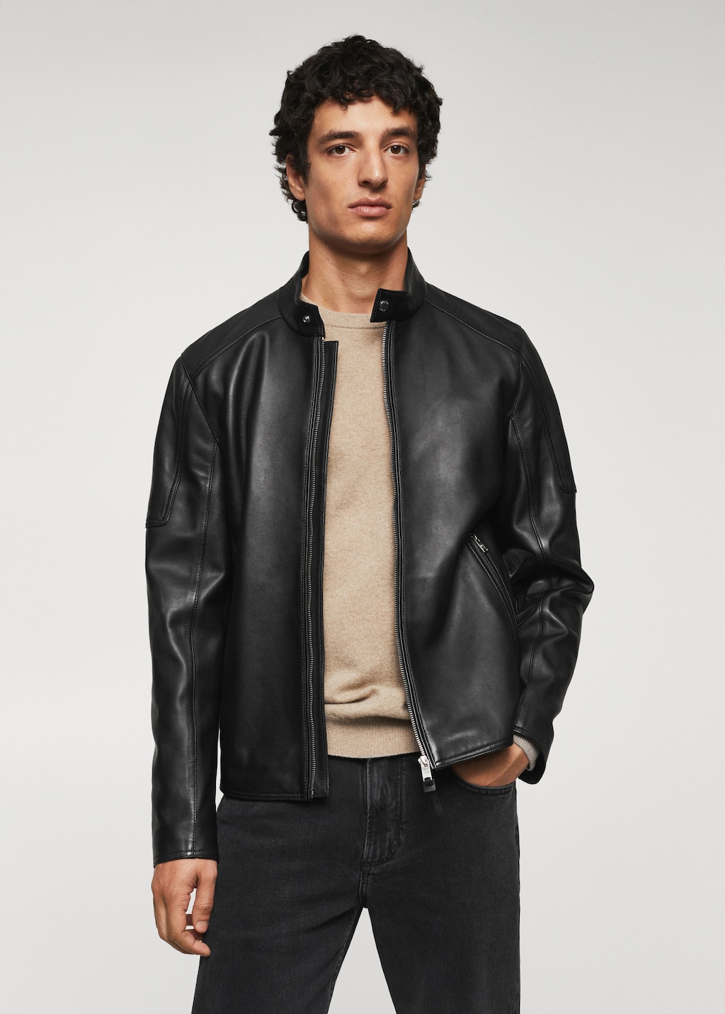 Blouson biker en cuir zippé - Plan moyen