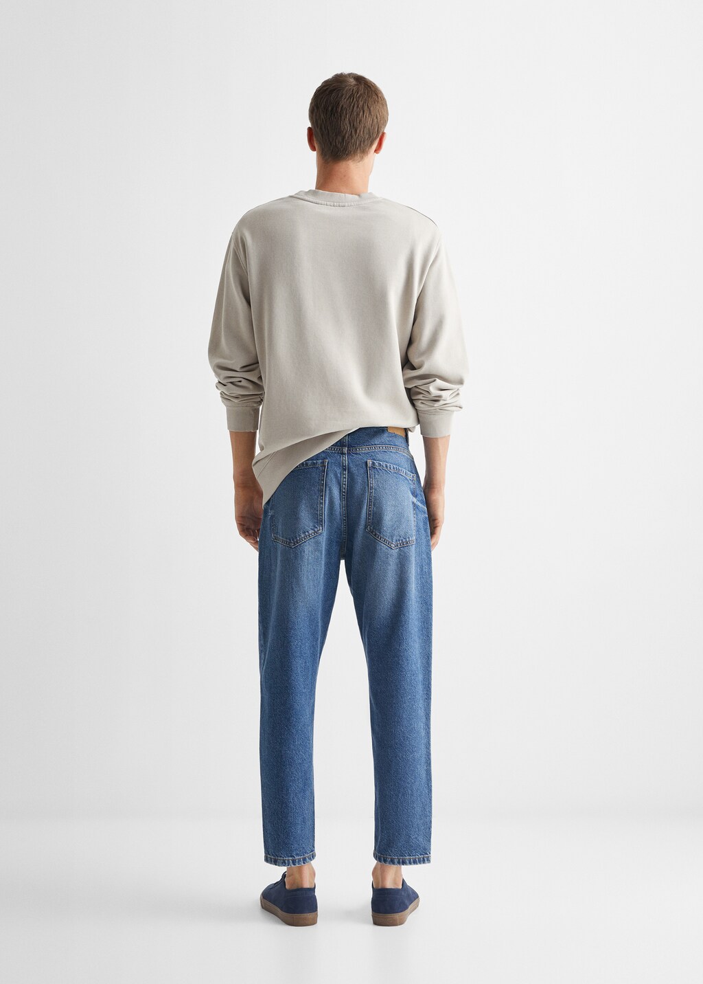 Tapered-Fit-Jeans mit Knöpfen - Rückseite des Artikels