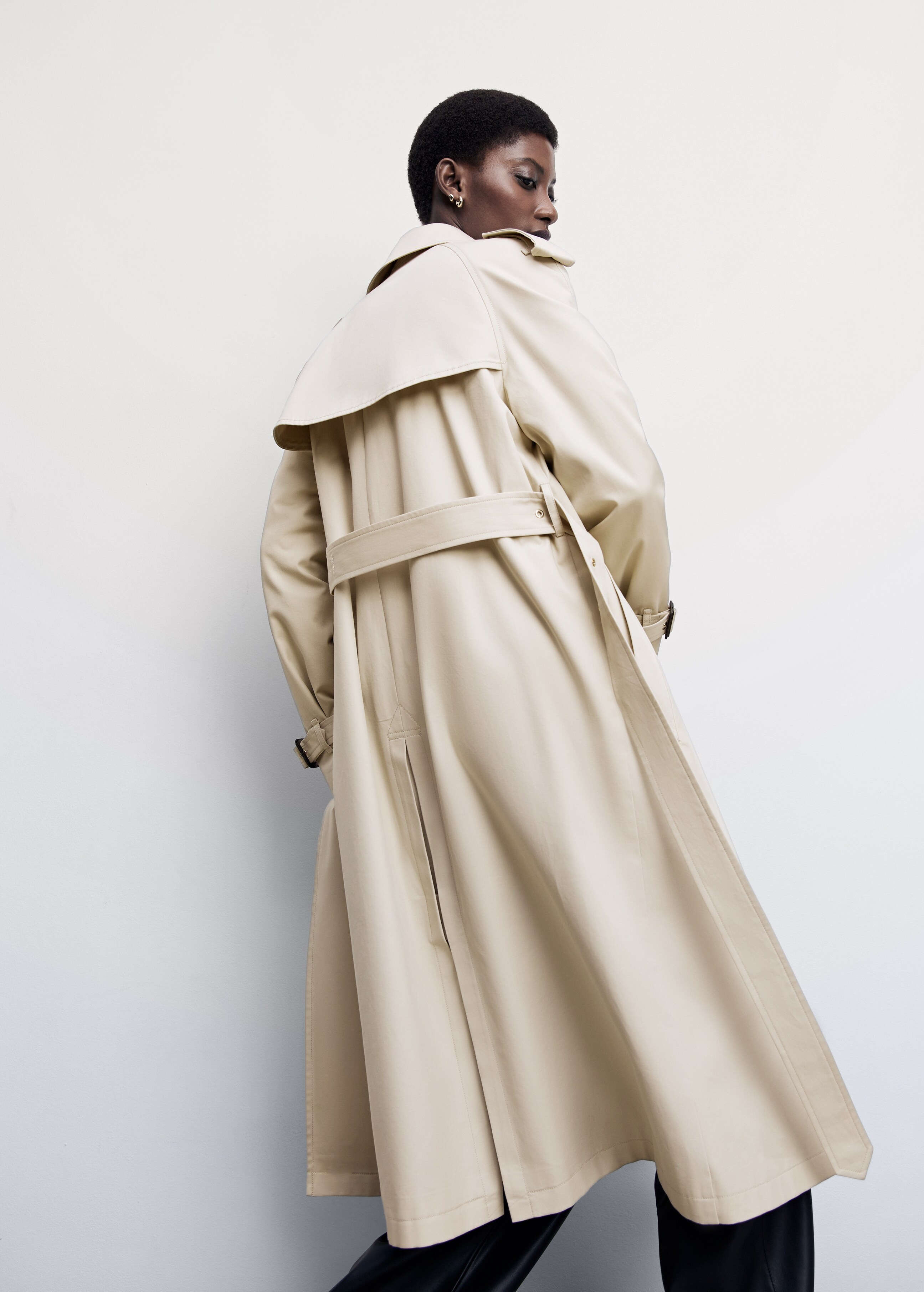 Cotton trench coat with belt - Reverse of the article