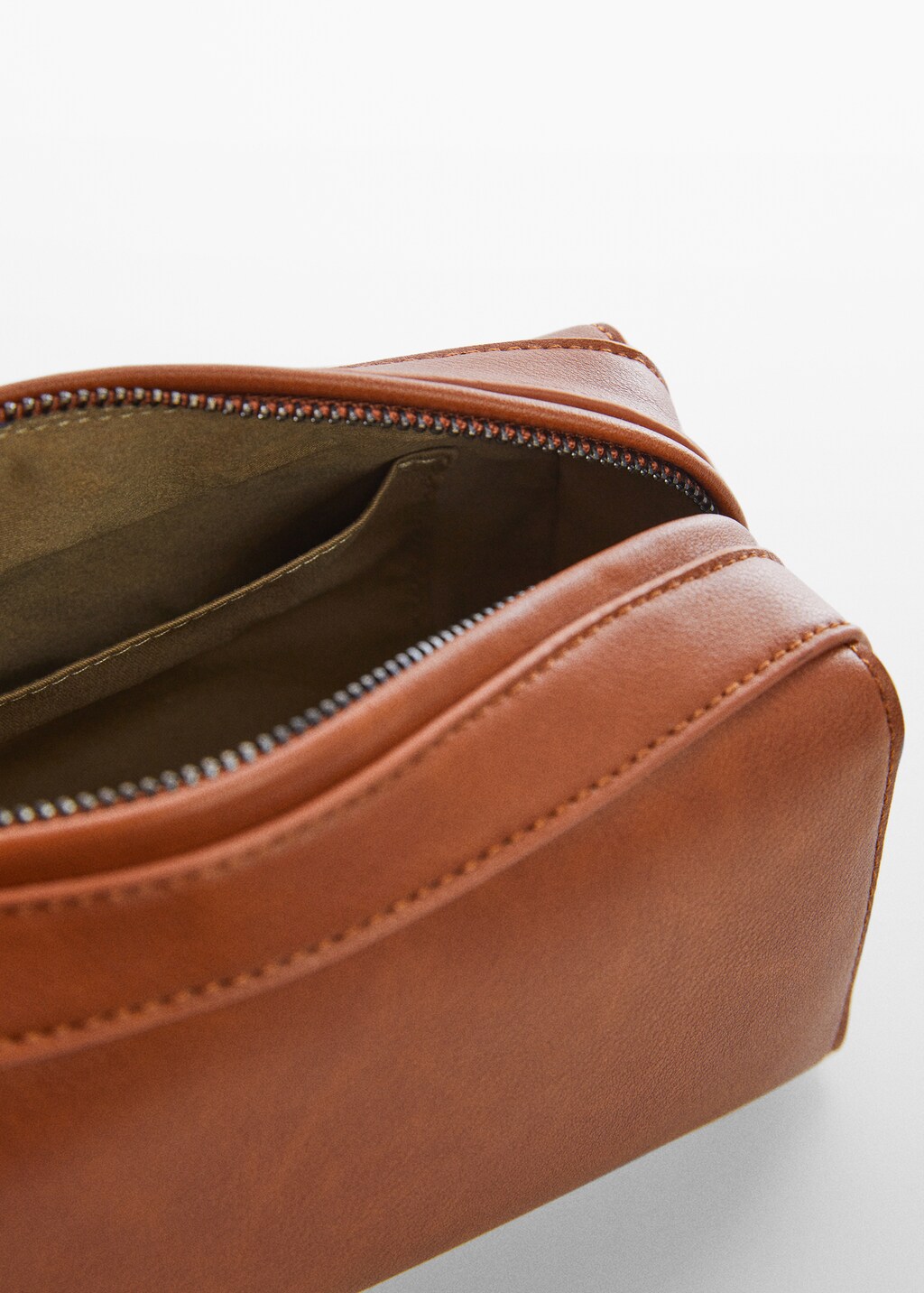 Leather cosmetic bag - Details of the article 2