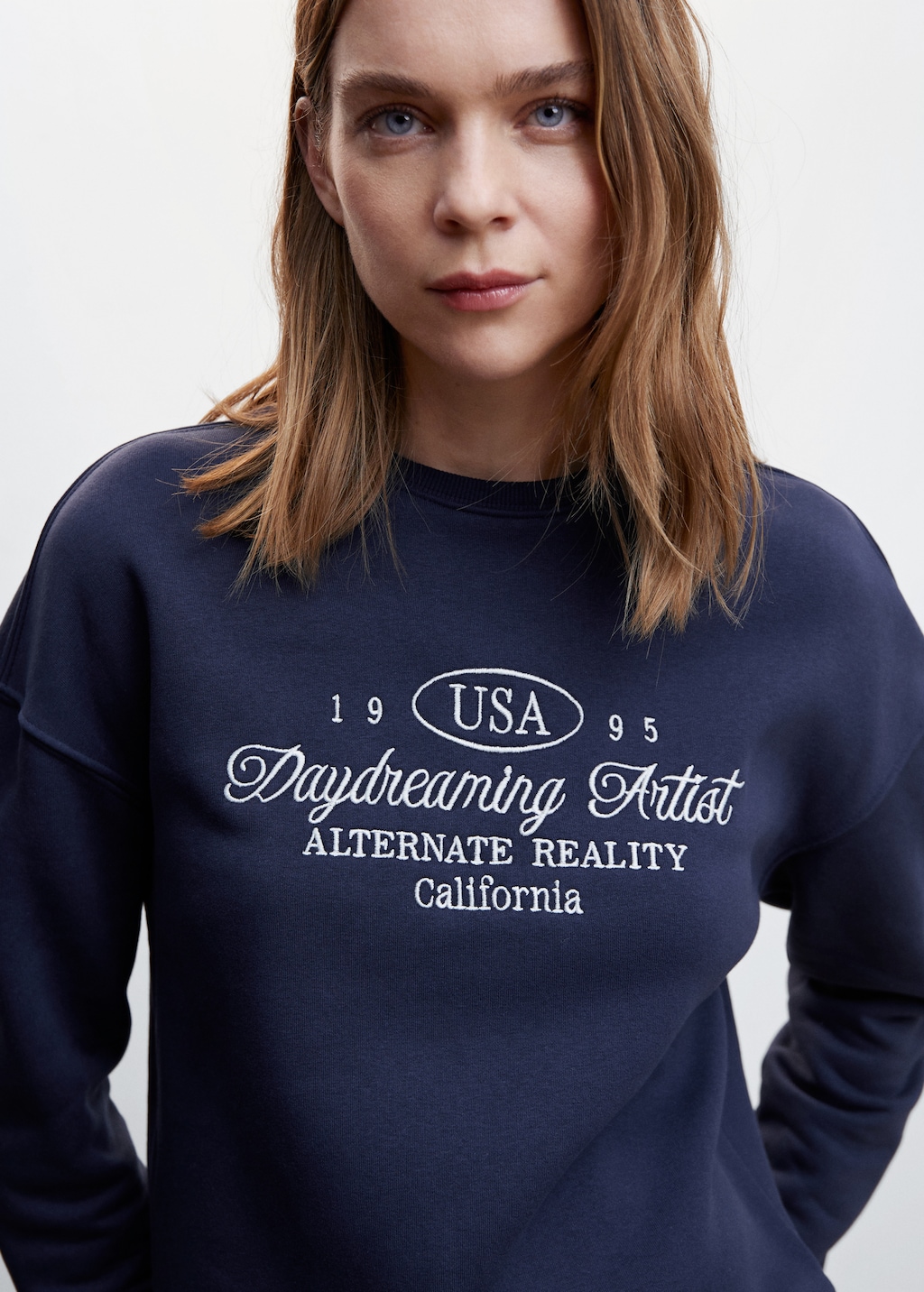 Sweatshirt mit aufgesticktem Schriftzug - Detail des Artikels 1